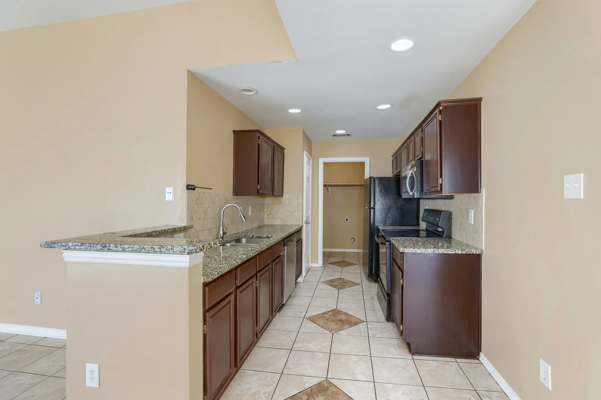 Single Family Residence For Rent in Collin County , 2202 Brookview Drive, Mc Kinney, Texas 75072, 4 Bedroom, 2 Bathroom, Garage spaces, 1,063 Sqft, built in 1994, mls#21336845, Real Estate Agent in Mc Kinney, Homes For Rent in Collin county, Homes For Rent in Mc Kinney, Realtor in Mc Kinney Texas, Real Estate Brokerage Independent Realty Texas, Luminita Cordes Realtor