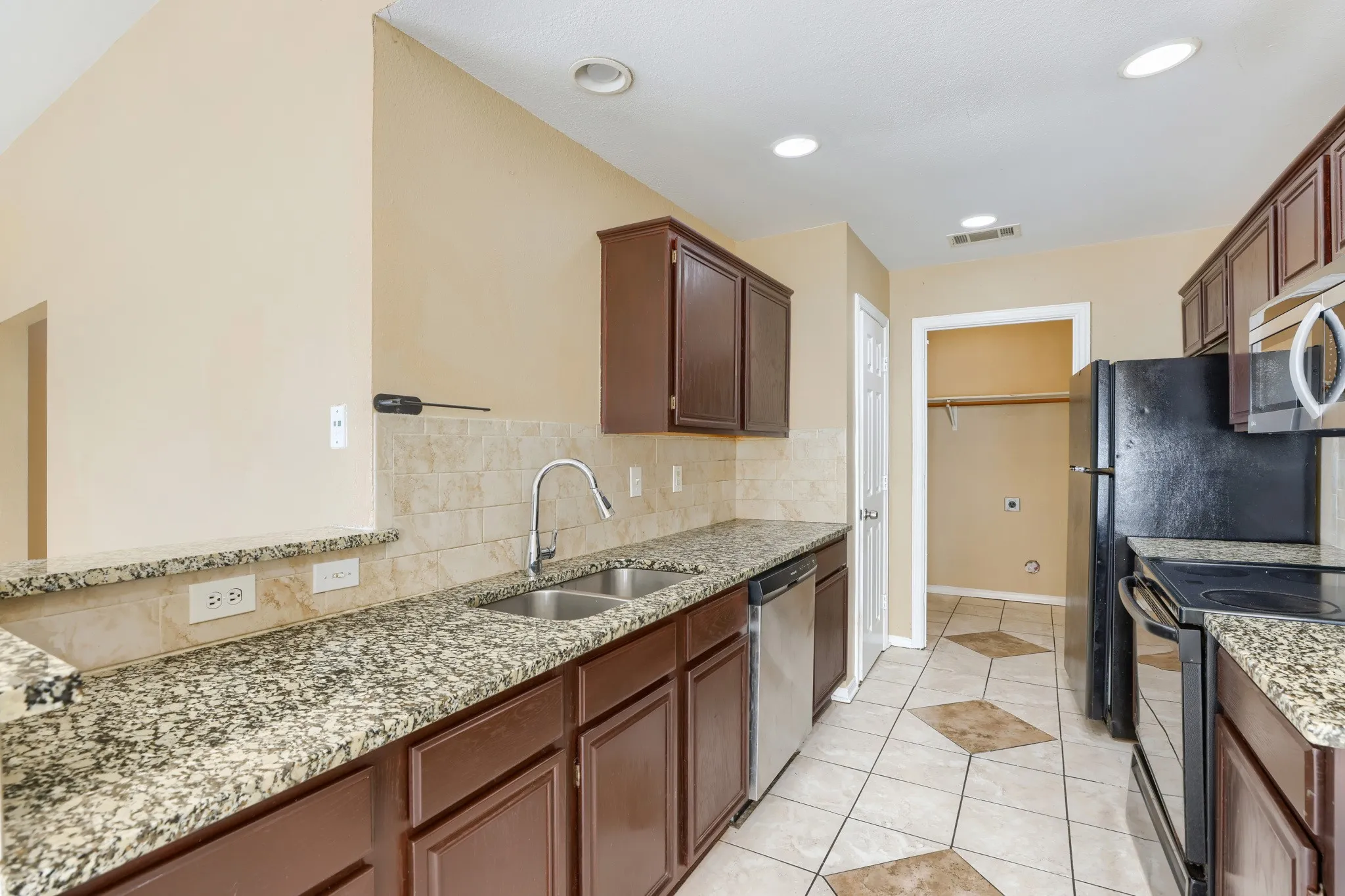 Single Family Residence For Rent in Collin County , 2202 Brookview Drive, Mc Kinney, Texas 75072, 4 Bedroom, 2 Bathroom, Garage spaces, 1,063 Sqft, built in 1994, mls#21336845, Real Estate Agent in Mc Kinney, Homes For Rent in Collin county, Homes For Rent in Mc Kinney, Realtor in Mc Kinney Texas, Real Estate Brokerage Independent Realty Texas, Luminita Cordes Realtor