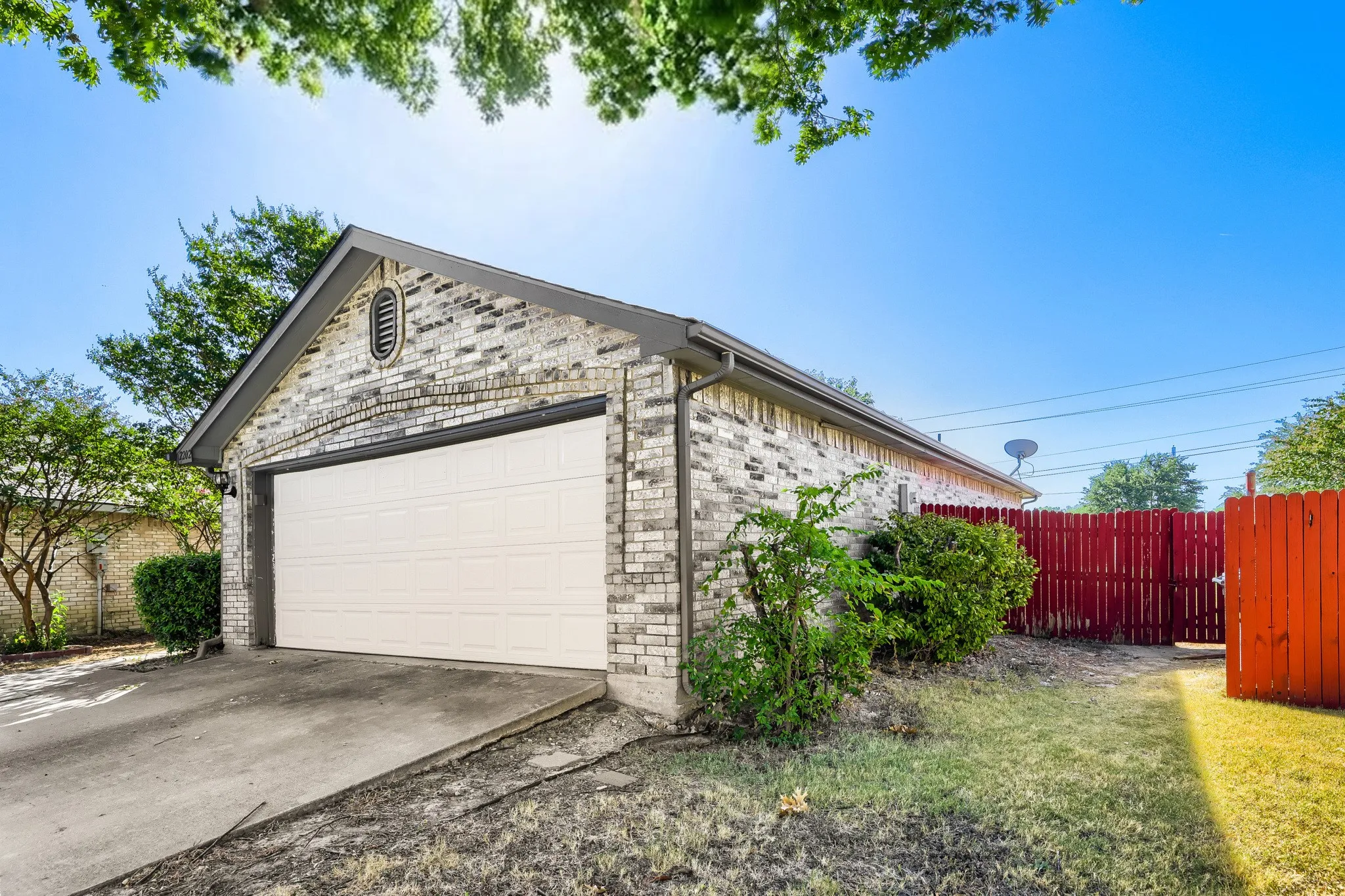 Single Family Residence For Rent in Collin County , 2202 Brookview Drive, Mc Kinney, Texas 75072, 4 Bedroom, 2 Bathroom, Garage spaces, 1,063 Sqft, built in 1994, mls#21336845, Real Estate Agent in Mc Kinney, Homes For Rent in Collin county, Homes For Rent in Mc Kinney, Realtor in Mc Kinney Texas, Real Estate Brokerage Independent Realty Texas, Luminita Cordes Realtor