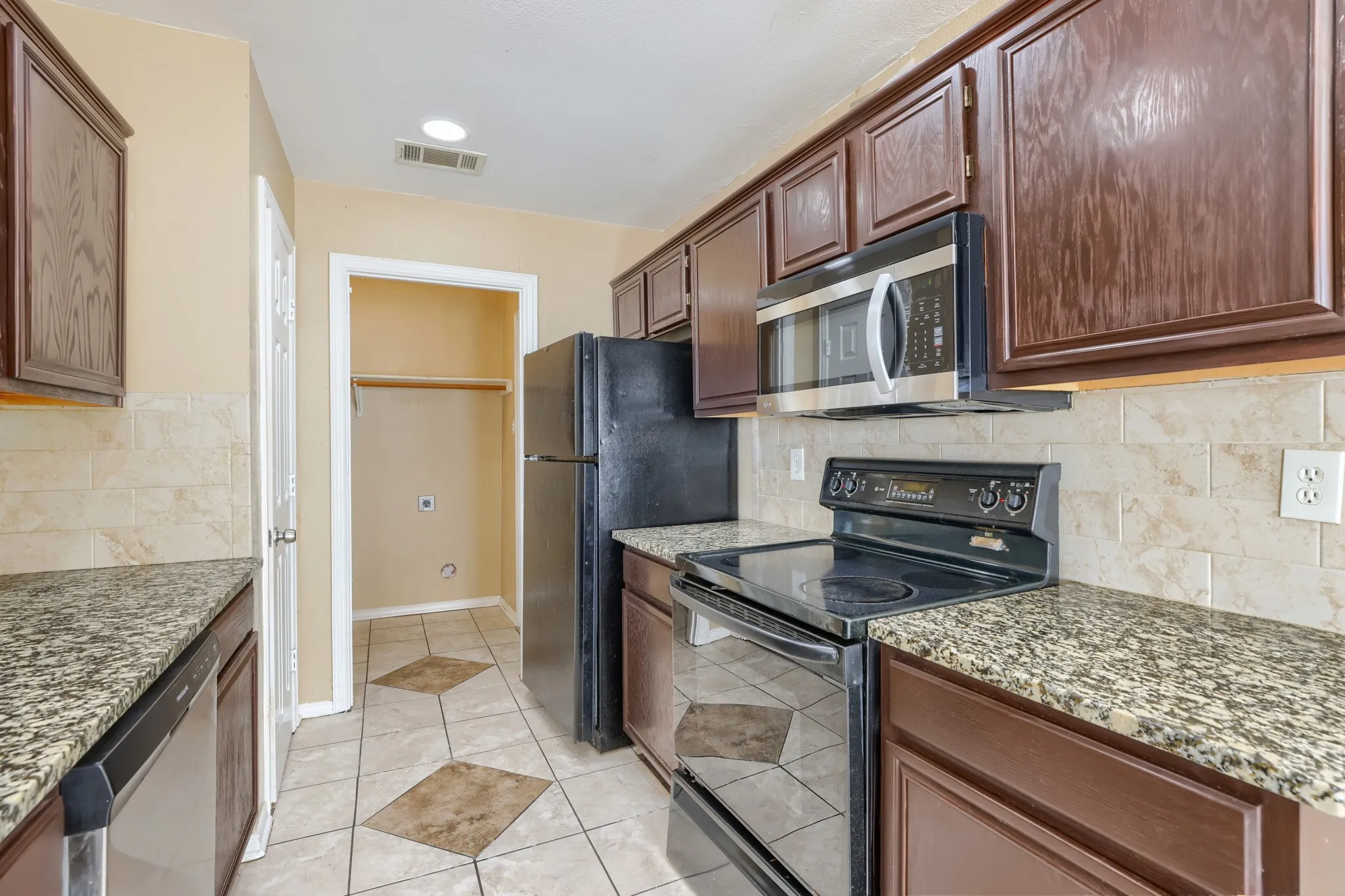 Single Family Residence For Rent in Collin County , 2202 Brookview Drive, Mc Kinney, Texas 75072, 4 Bedroom, 2 Bathroom, Garage spaces, 1,063 Sqft, built in 1994, mls#21336845, Real Estate Agent in Mc Kinney, Homes For Rent in Collin county, Homes For Rent in Mc Kinney, Realtor in Mc Kinney Texas, Real Estate Brokerage Independent Realty Texas, Luminita Cordes Realtor