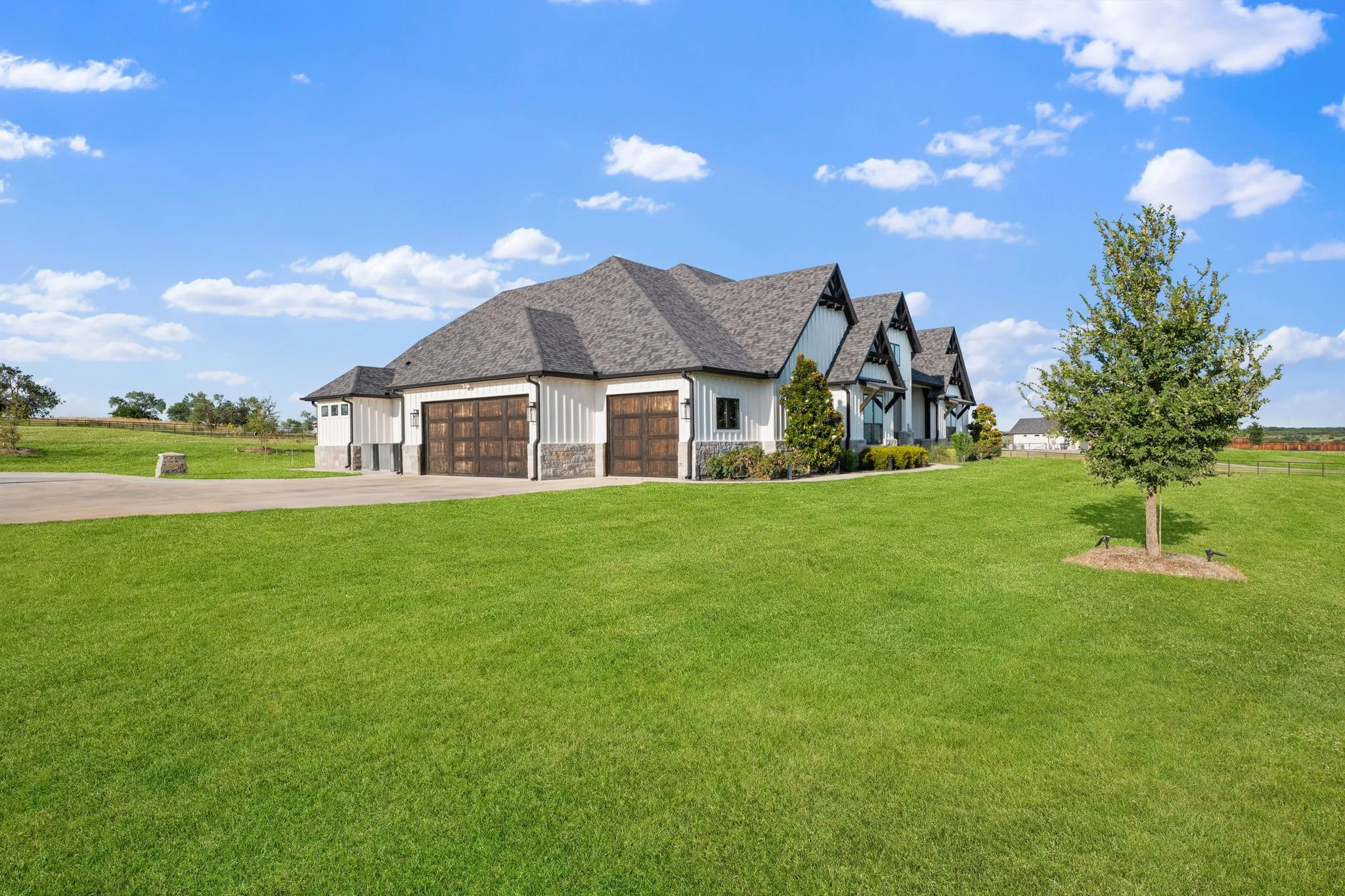 Single Family Residence For Sale in Parker County , 412 Royal Santana Run, Weatherford, Texas 76087, 4 Bedroom, 4 Bathroom, 3 Garage spaces, 4,524 Sqft, built in 2022, mls#21341328, Real Estate Agent in Weatherford, Homes For Sale in Parker county, Homes For Sale in Weatherford, Realtor in Weatherford Texas, Real Estate Brokerage Independent Realty Texas, Luminita Cordes Realtor