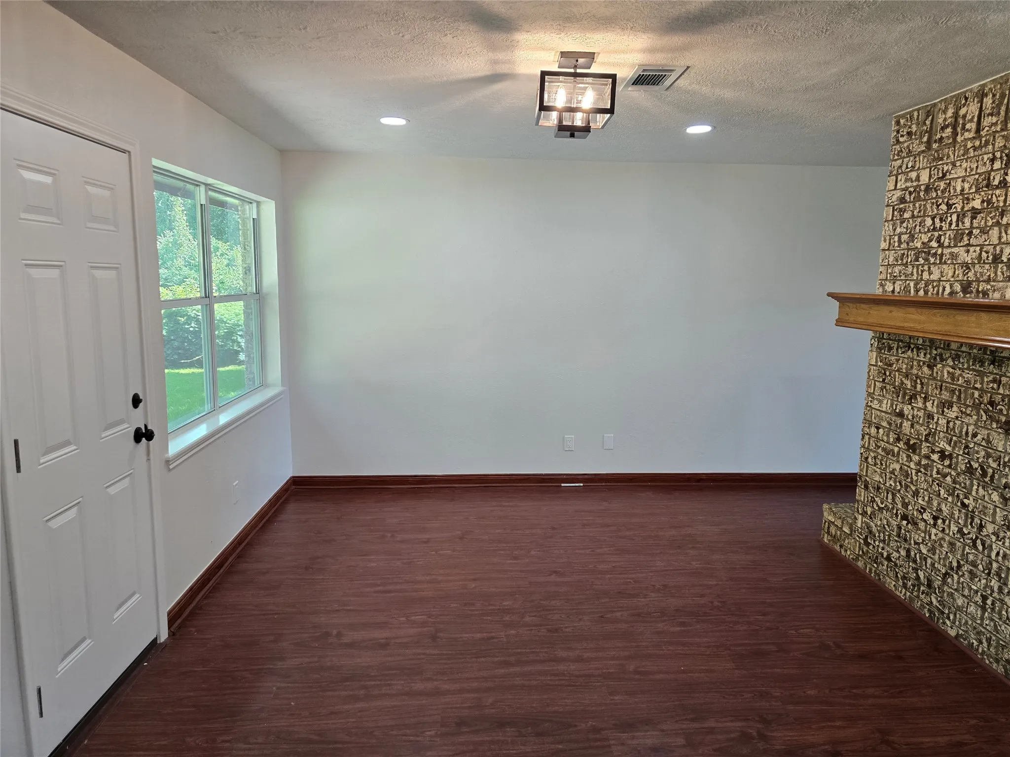 Single Family Residence For Rent in Walker County , 65 Paisano Lane, Huntsville, Texas 77340, 3 Bedrooms, 2 Bathrooms, 2 Garage spaces, 1,488 Sqft, built in 1989, Price $1,800, mls#21335517, Real Estate Agent in Huntsville, Homes For Rent in Walker county, Homes For Rent in Huntsville, Realtor in Huntsville Texas, Real Estate Brokerage Independent Realty Texas, Luminita Cordes Realtor