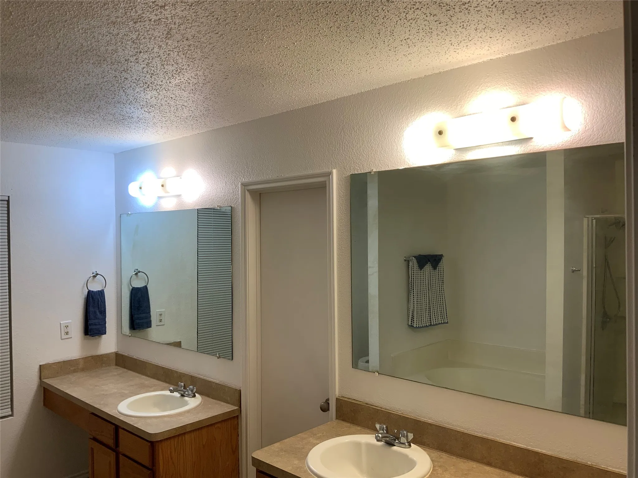 Dual vanity with laminate countertops and integrated sinks