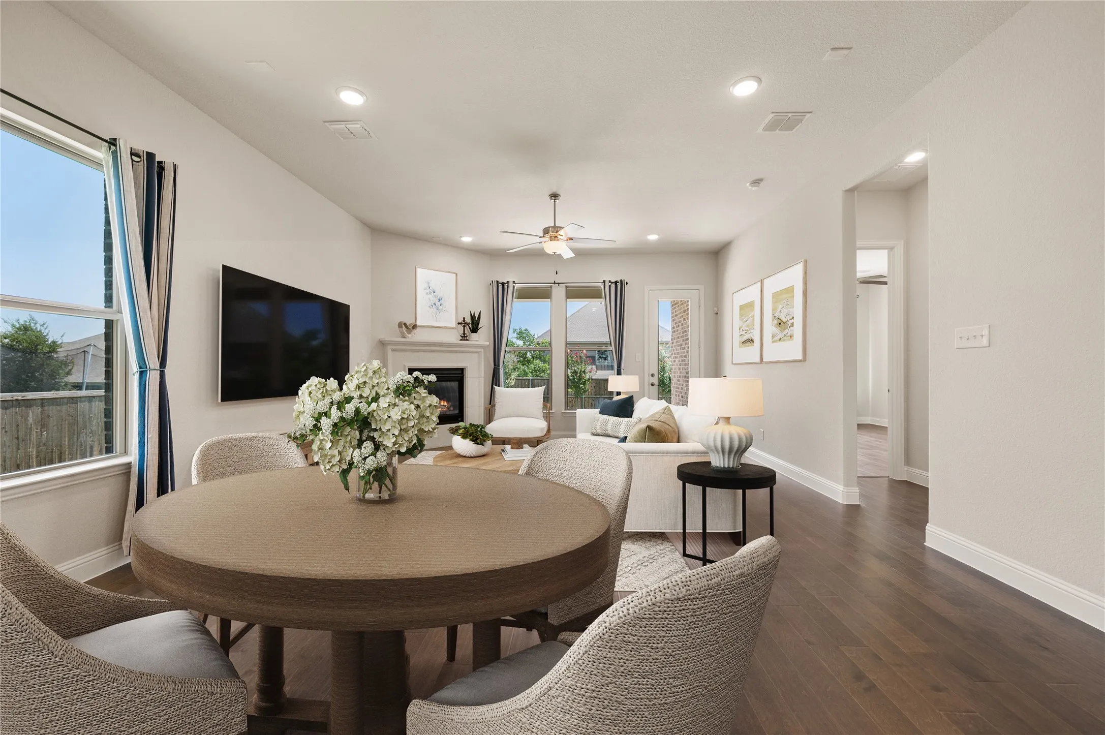 Steged breakfast and living room photo