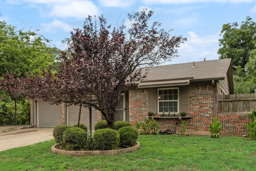Single Family Residence For Sale in Tarrant County , 117 Myrtle Court, Hurst, Texas 76053, 3 Bedroom, 2 Bathroom, 2 Garage spaces, 1,180 Sqft, built in 1968, mls#21336958, Real Estate Agent in Hurst, Homes For Sale in Tarrant county, Homes For Sale in Hurst, Realtor in Hurst Texas, Real Estate Brokerage Independent Realty Texas, Luminita Cordes Realtor