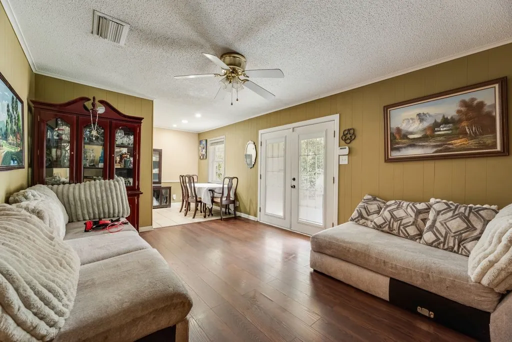 Single Family Residence For Sale in Tarrant County , 117 Myrtle Court, Hurst, Texas 76053, 3 Bedroom, 2 Bathroom, 2 Garage spaces, 1,180 Sqft, built in 1968, mls#21336958, Real Estate Agent in Hurst, Homes For Sale in Tarrant county, Homes For Sale in Hurst, Realtor in Hurst Texas, Real Estate Brokerage Independent Realty Texas, Luminita Cordes Realtor