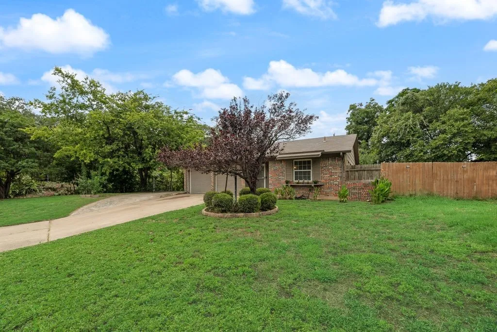 Single Family Residence For Sale in Tarrant County , 117 Myrtle Court, Hurst, Texas 76053, 3 Bedroom, 2 Bathroom, 2 Garage spaces, 1,180 Sqft, built in 1968, mls#21336958, Real Estate Agent in Hurst, Homes For Sale in Tarrant county, Homes For Sale in Hurst, Realtor in Hurst Texas, Real Estate Brokerage Independent Realty Texas, Luminita Cordes Realtor