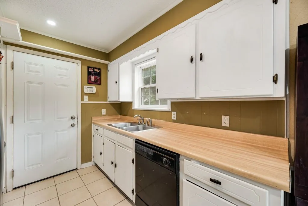 Single Family Residence For Sale in Tarrant County , 117 Myrtle Court, Hurst, Texas 76053, 3 Bedroom, 2 Bathroom, 2 Garage spaces, 1,180 Sqft, built in 1968, mls#21336958, Real Estate Agent in Hurst, Homes For Sale in Tarrant county, Homes For Sale in Hurst, Realtor in Hurst Texas, Real Estate Brokerage Independent Realty Texas, Luminita Cordes Realtor