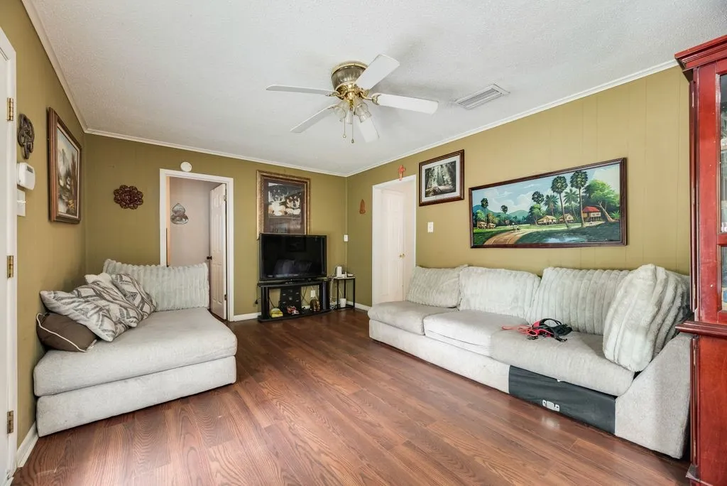 Single Family Residence For Sale in Tarrant County , 117 Myrtle Court, Hurst, Texas 76053, 3 Bedroom, 2 Bathroom, 2 Garage spaces, 1,180 Sqft, built in 1968, mls#21336958, Real Estate Agent in Hurst, Homes For Sale in Tarrant county, Homes For Sale in Hurst, Realtor in Hurst Texas, Real Estate Brokerage Independent Realty Texas, Luminita Cordes Realtor
