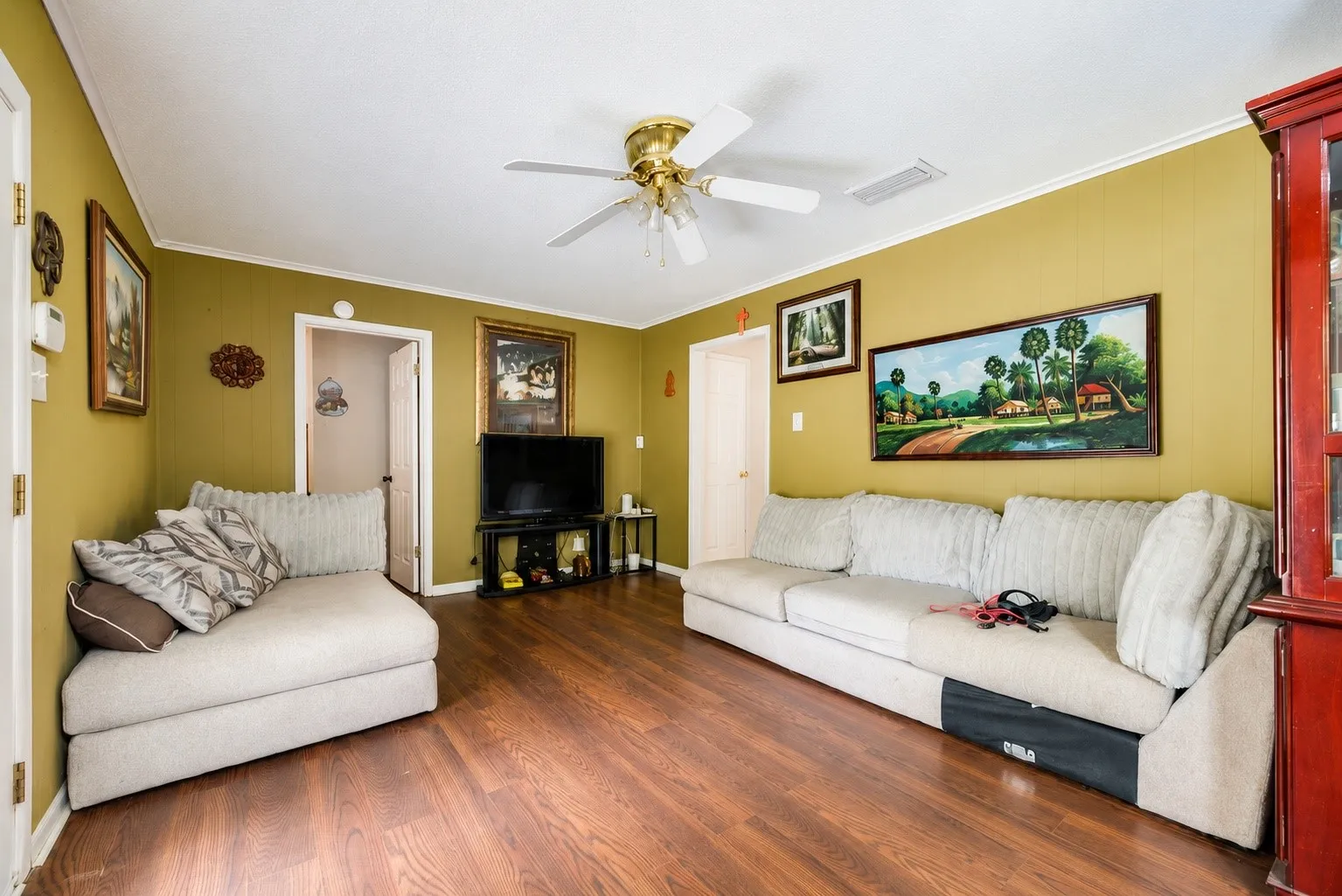 Single Family Residence For Sale in Tarrant County , 117 Myrtle Court, Hurst, Texas 76053, 3 Bedroom, 2 Bathroom, 2 Garage spaces, 1,180 Sqft, built in 1968, mls#21336958, Real Estate Agent in Hurst, Homes For Sale in Tarrant county, Homes For Sale in Hurst, Realtor in Hurst Texas, Real Estate Brokerage Independent Realty Texas, Luminita Cordes Realtor