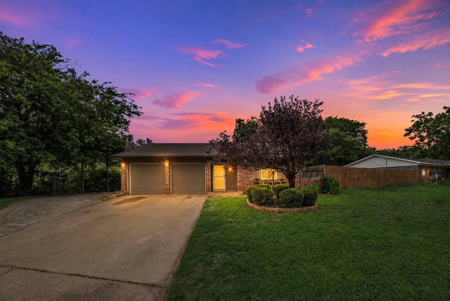 Single Family Residence For Sale in Tarrant County , 117 Myrtle Court, Hurst, Texas 76053, 3 Bedroom, 2 Bathroom, 2 Garage spaces, 1,180 Sqft, built in 1968, mls#21336958, Real Estate Agent in Hurst, Homes For Sale in Tarrant county, Homes For Sale in Hurst, Realtor in Hurst Texas, Real Estate Brokerage Independent Realty Texas, Luminita Cordes Realtor