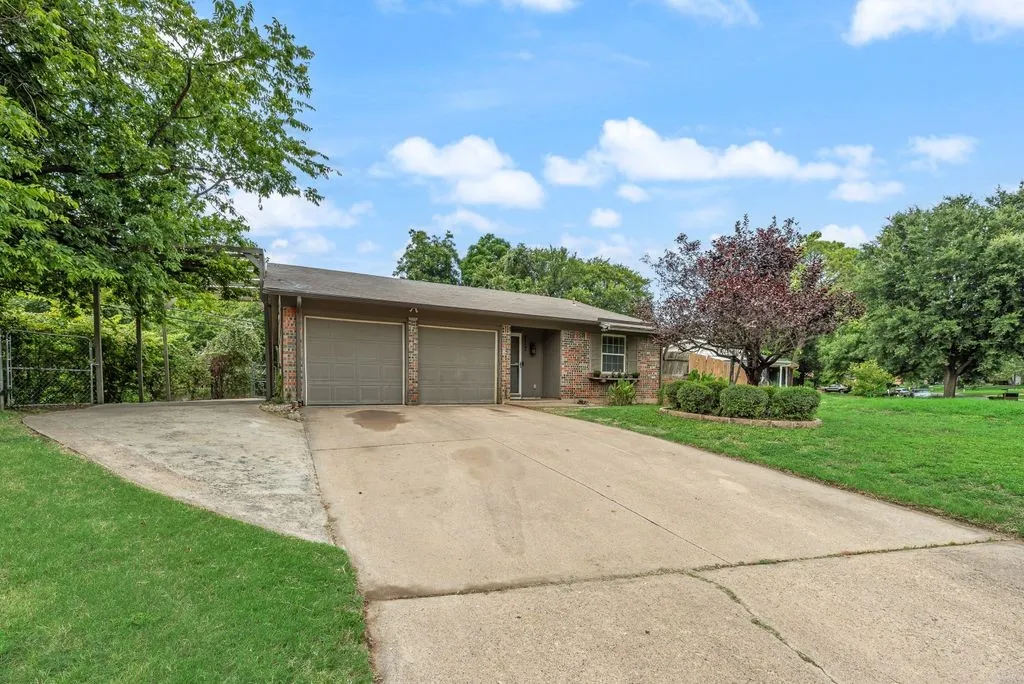 Single Family Residence For Sale in Tarrant County , 117 Myrtle Court, Hurst, Texas 76053, 3 Bedroom, 2 Bathroom, 2 Garage spaces, 1,180 Sqft, built in 1968, mls#21336958, Real Estate Agent in Hurst, Homes For Sale in Tarrant county, Homes For Sale in Hurst, Realtor in Hurst Texas, Real Estate Brokerage Independent Realty Texas, Luminita Cordes Realtor