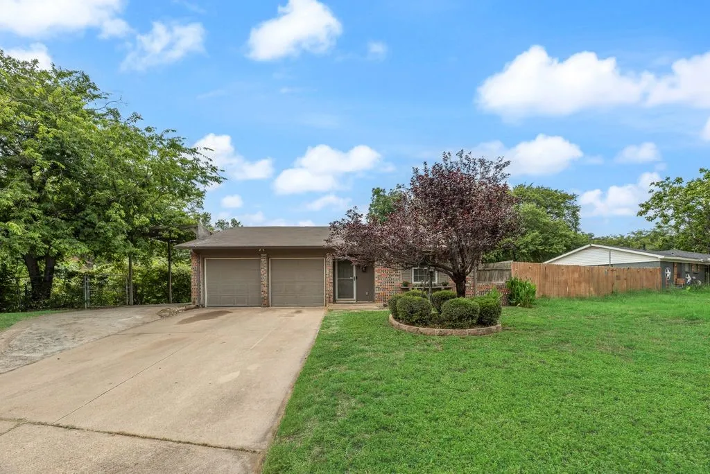 Single Family Residence For Sale in Tarrant County , 117 Myrtle Court, Hurst, Texas 76053, 3 Bedroom, 2 Bathroom, 2 Garage spaces, 1,180 Sqft, built in 1968, mls#21336958, Real Estate Agent in Hurst, Homes For Sale in Tarrant county, Homes For Sale in Hurst, Realtor in Hurst Texas, Real Estate Brokerage Independent Realty Texas, Luminita Cordes Realtor