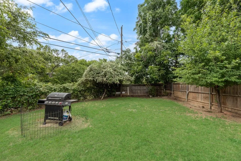 Single Family Residence For Sale in Tarrant County , 117 Myrtle Court, Hurst, Texas 76053, 3 Bedroom, 2 Bathroom, 2 Garage spaces, 1,180 Sqft, built in 1968, mls#21336958, Real Estate Agent in Hurst, Homes For Sale in Tarrant county, Homes For Sale in Hurst, Realtor in Hurst Texas, Real Estate Brokerage Independent Realty Texas, Luminita Cordes Realtor