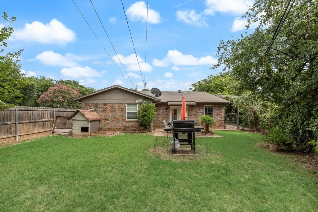 Single Family Residence For Sale in Tarrant County , 117 Myrtle Court, Hurst, Texas 76053, 3 Bedroom, 2 Bathroom, 2 Garage spaces, 1,180 Sqft, built in 1968, mls#21336958, Real Estate Agent in Hurst, Homes For Sale in Tarrant county, Homes For Sale in Hurst, Realtor in Hurst Texas, Real Estate Brokerage Independent Realty Texas, Luminita Cordes Realtor