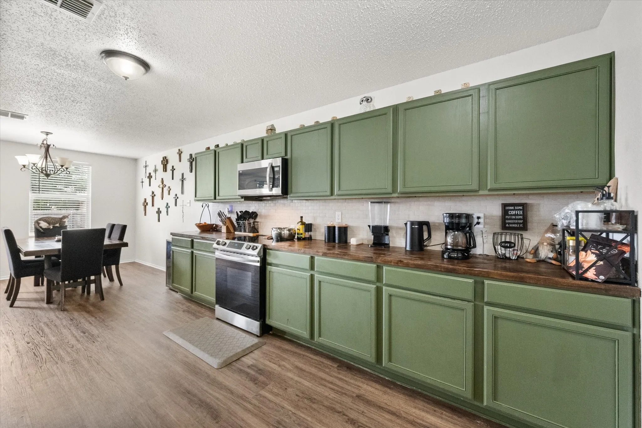 Single Family Residence For Sale in Tarrant County , 1409 Blazing Star Trail, Burleson, Texas 76028, 4 Bedroom, 3 Bathroom, 2 Garage spaces, 2,377 Sqft, built in 2003, mls#21335257, Real Estate Agent in Burleson, Homes For Sale in Tarrant county, Homes For Sale in Burleson, Realtor in Burleson Texas, Real Estate Brokerage Independent Realty Texas, Luminita Cordes Realtor
