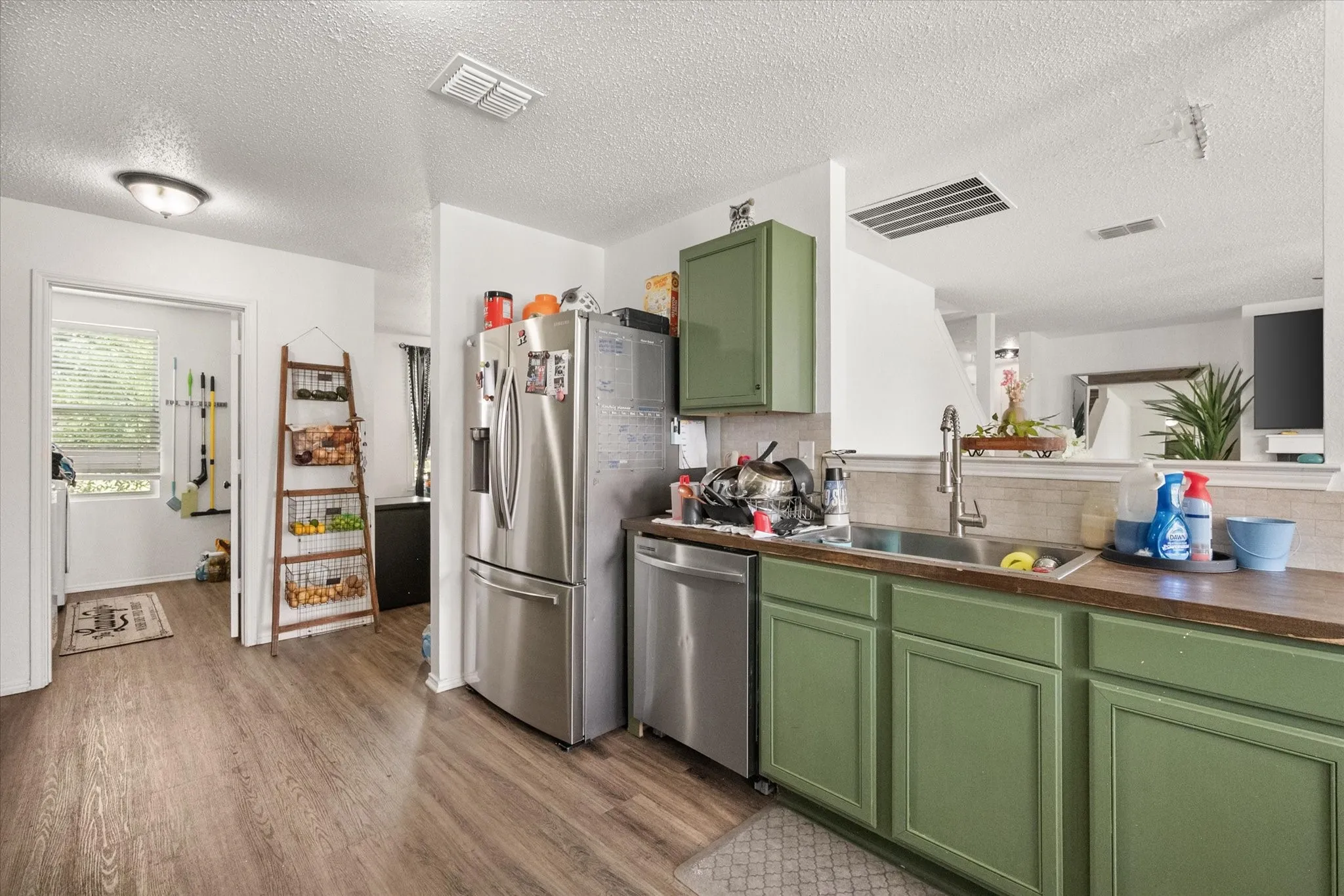 Single Family Residence For Sale in Tarrant County , 1409 Blazing Star Trail, Burleson, Texas 76028, 4 Bedroom, 3 Bathroom, 2 Garage spaces, 2,377 Sqft, built in 2003, mls#21335257, Real Estate Agent in Burleson, Homes For Sale in Tarrant county, Homes For Sale in Burleson, Realtor in Burleson Texas, Real Estate Brokerage Independent Realty Texas, Luminita Cordes Realtor