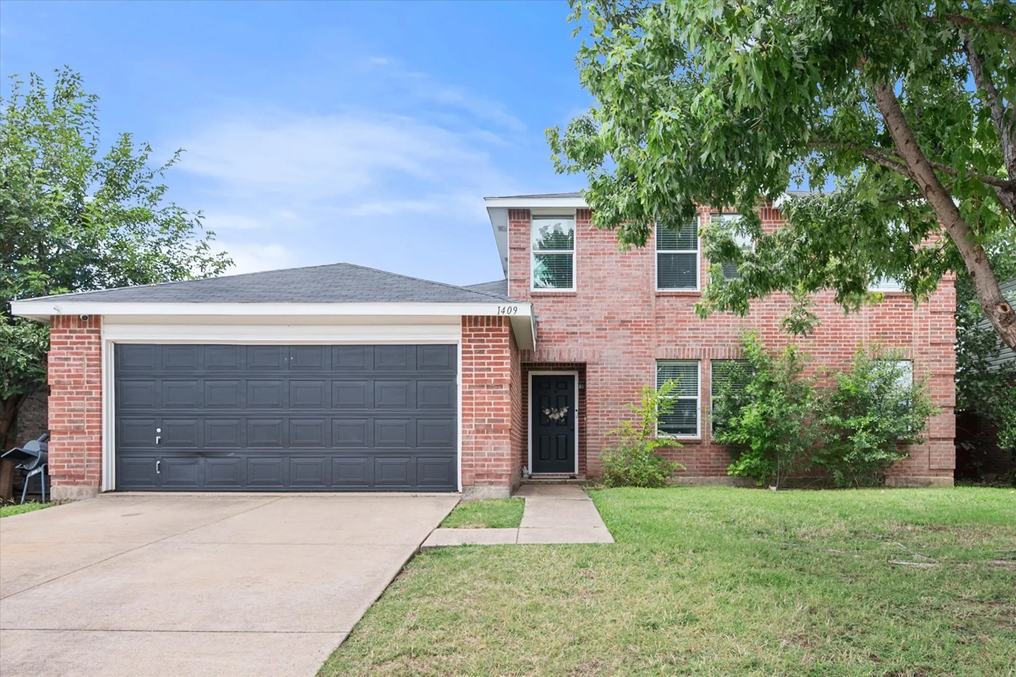 Single Family Residence For Sale in Tarrant County , 1409 Blazing Star Trail, Burleson, Texas 76028, 4 Bedroom, 3 Bathroom, 2 Garage spaces, 2,377 Sqft, built in 2003, mls#21335257, Real Estate Agent in Burleson, Homes For Sale in Tarrant county, Homes For Sale in Burleson, Realtor in Burleson Texas, Real Estate Brokerage Independent Realty Texas, Luminita Cordes Realtor