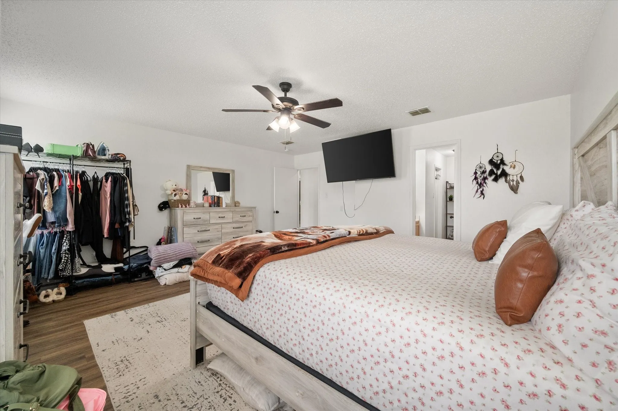 Single Family Residence For Sale in Tarrant County , 1409 Blazing Star Trail, Burleson, Texas 76028, 4 Bedroom, 3 Bathroom, 2 Garage spaces, 2,377 Sqft, built in 2003, mls#21335257, Real Estate Agent in Burleson, Homes For Sale in Tarrant county, Homes For Sale in Burleson, Realtor in Burleson Texas, Real Estate Brokerage Independent Realty Texas, Luminita Cordes Realtor