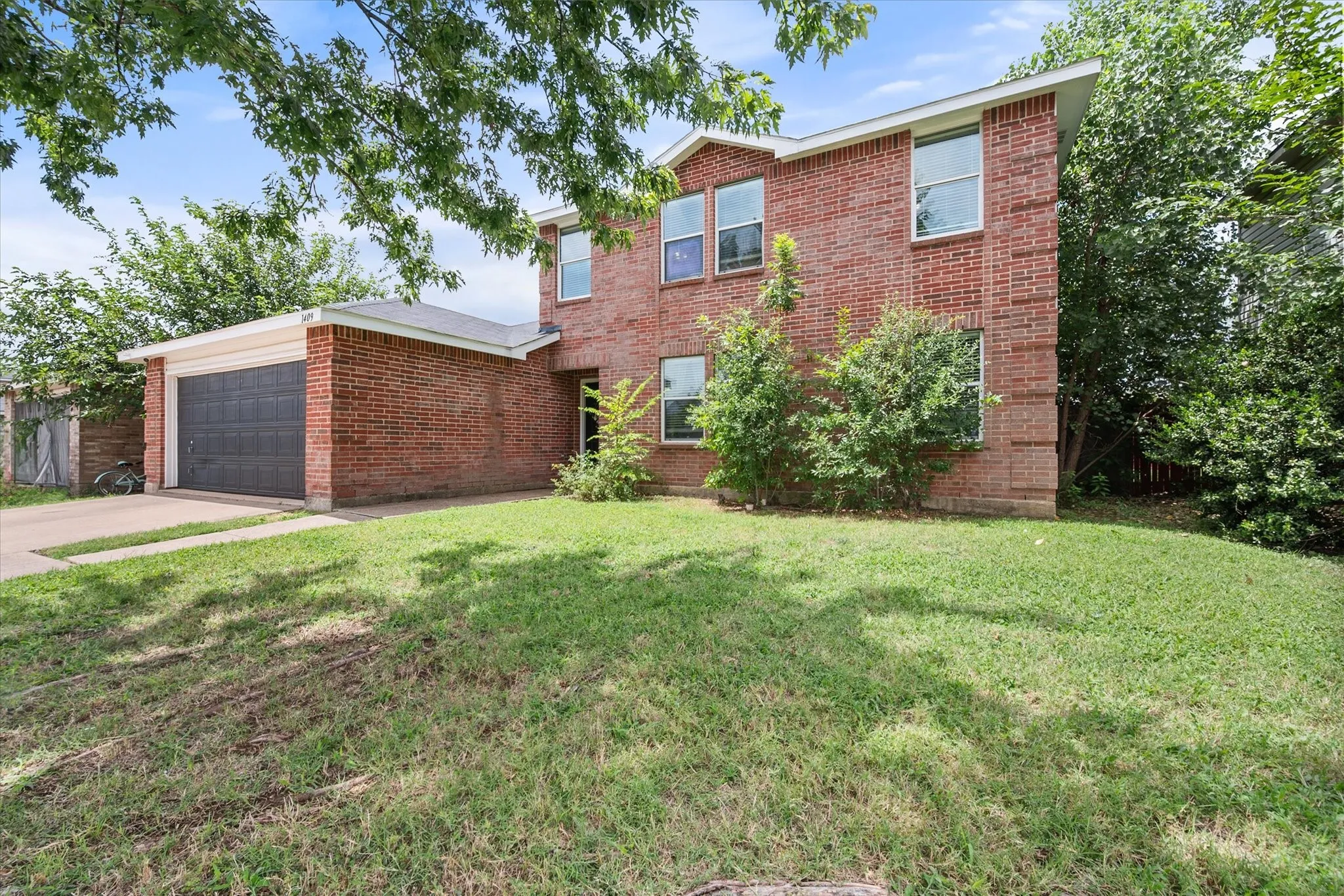 Single Family Residence For Sale in Tarrant County , 1409 Blazing Star Trail, Burleson, Texas 76028, 4 Bedroom, 3 Bathroom, 2 Garage spaces, 2,377 Sqft, built in 2003, mls#21335257, Real Estate Agent in Burleson, Homes For Sale in Tarrant county, Homes For Sale in Burleson, Realtor in Burleson Texas, Real Estate Brokerage Independent Realty Texas, Luminita Cordes Realtor