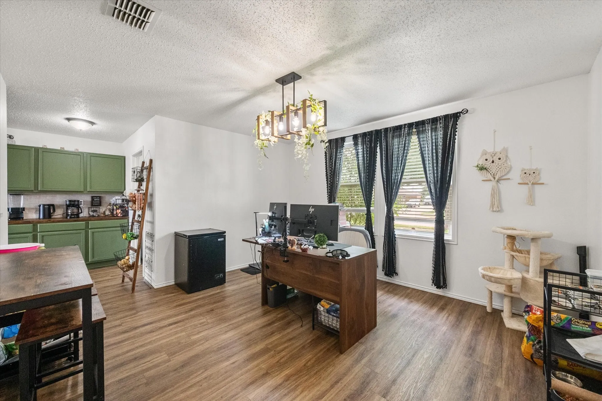 Single Family Residence For Sale in Tarrant County , 1409 Blazing Star Trail, Burleson, Texas 76028, 4 Bedroom, 3 Bathroom, 2 Garage spaces, 2,377 Sqft, built in 2003, mls#21335257, Real Estate Agent in Burleson, Homes For Sale in Tarrant county, Homes For Sale in Burleson, Realtor in Burleson Texas, Real Estate Brokerage Independent Realty Texas, Luminita Cordes Realtor