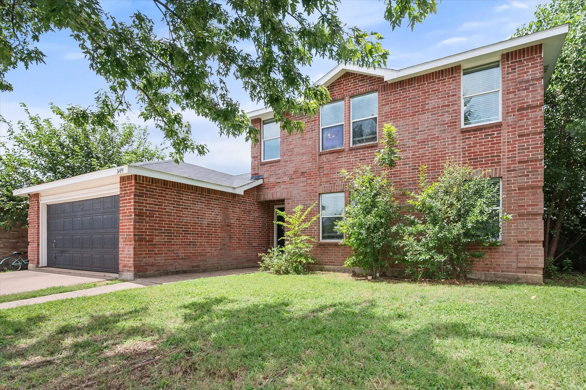 Single Family Residence For Sale in Tarrant County , 1409 Blazing Star Trail, Burleson, Texas 76028, 4 Bedroom, 3 Bathroom, 2 Garage spaces, 2,377 Sqft, built in 2003, mls#21335257, Real Estate Agent in Burleson, Homes For Sale in Tarrant county, Homes For Sale in Burleson, Realtor in Burleson Texas, Real Estate Brokerage Independent Realty Texas, Luminita Cordes Realtor