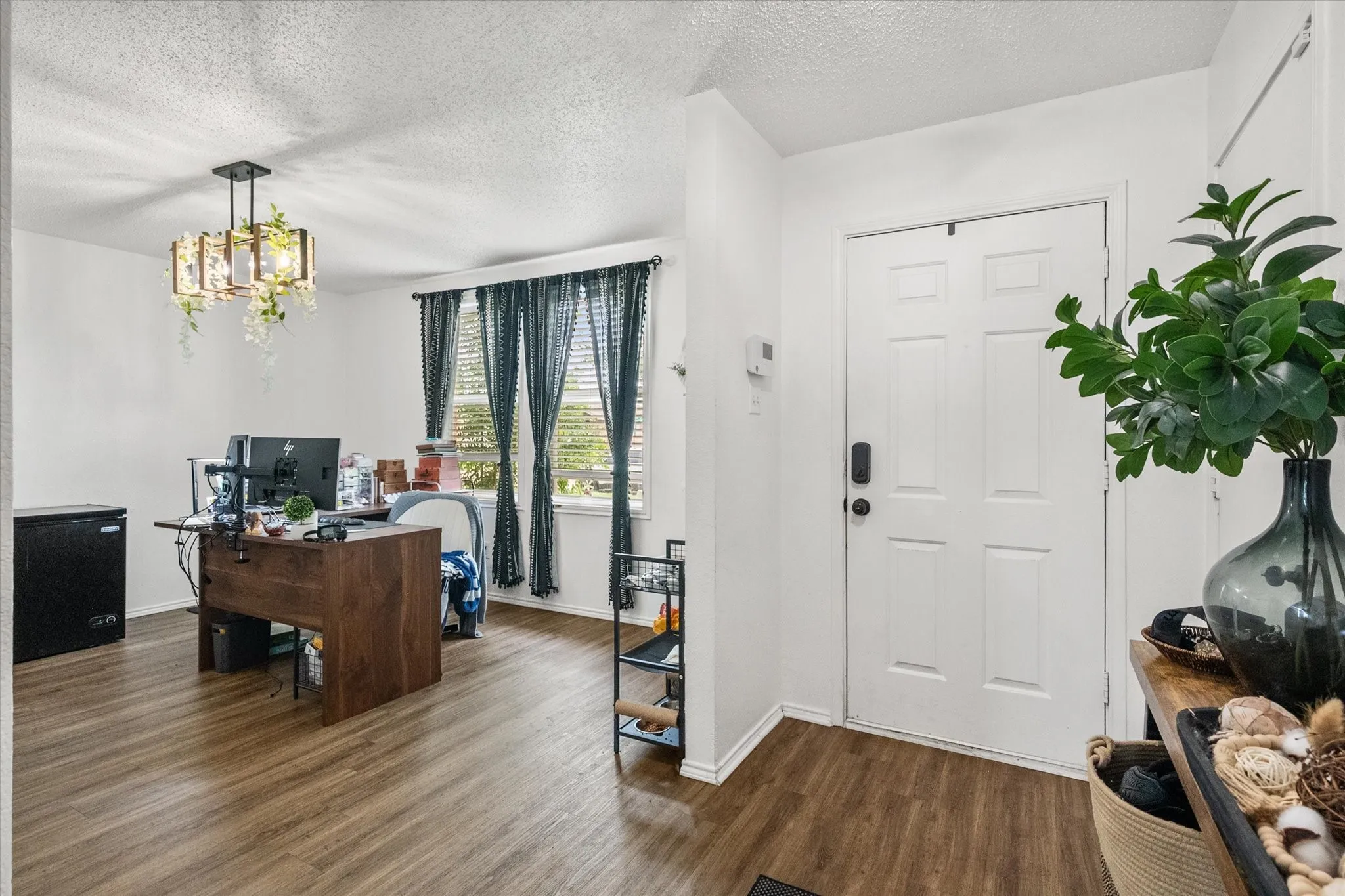 Single Family Residence For Sale in Tarrant County , 1409 Blazing Star Trail, Burleson, Texas 76028, 4 Bedroom, 3 Bathroom, 2 Garage spaces, 2,377 Sqft, built in 2003, mls#21335257, Real Estate Agent in Burleson, Homes For Sale in Tarrant county, Homes For Sale in Burleson, Realtor in Burleson Texas, Real Estate Brokerage Independent Realty Texas, Luminita Cordes Realtor