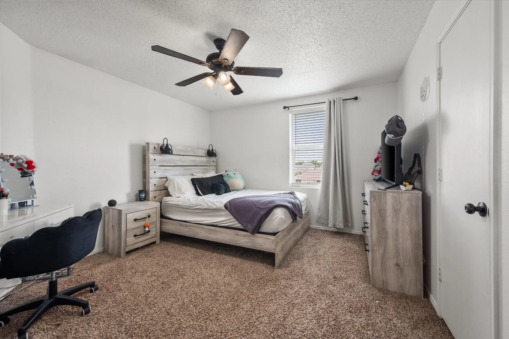 Single Family Residence For Sale in Tarrant County , 1409 Blazing Star Trail, Burleson, Texas 76028, 4 Bedroom, 3 Bathroom, 2 Garage spaces, 2,377 Sqft, built in 2003, mls#21335257, Real Estate Agent in Burleson, Homes For Sale in Tarrant county, Homes For Sale in Burleson, Realtor in Burleson Texas, Real Estate Brokerage Independent Realty Texas, Luminita Cordes Realtor