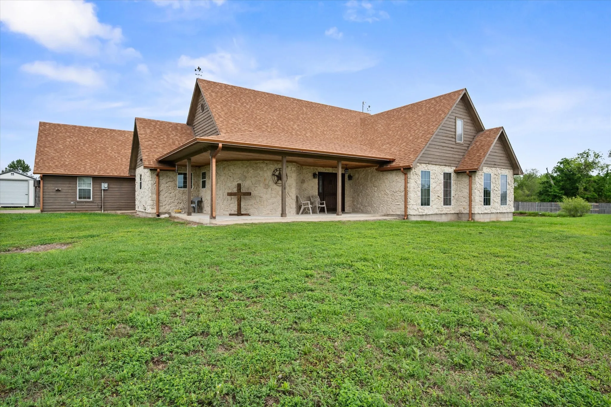 Single Family Residence For Sale in Navarro County , 130 SE County Road 3085, Corsicana, Texas 75109, 4 Bedroom, 3 Bathroom, 2 Garage spaces, 2,699 Sqft, built in 2019, mls#21341779, Real Estate Agent in Corsicana, Homes For Sale in Navarro county, Homes For Sale in Corsicana, Realtor in Corsicana Texas, Real Estate Brokerage Independent Realty Texas, Luminita Cordes Realtor