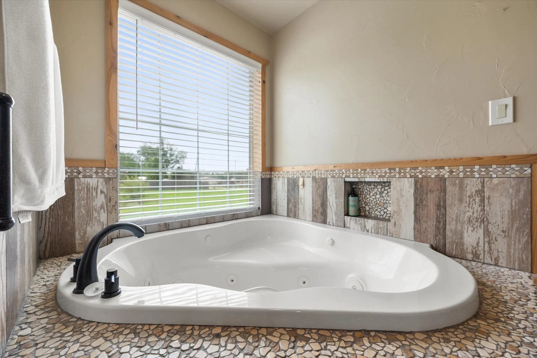 Single Family Residence For Sale in Navarro County , 130 SE County Road 3085, Corsicana, Texas 75109, 4 Bedroom, 3 Bathroom, 2 Garage spaces, 2,699 Sqft, built in 2019, mls#21341779, Real Estate Agent in Corsicana, Homes For Sale in Navarro county, Homes For Sale in Corsicana, Realtor in Corsicana Texas, Real Estate Brokerage Independent Realty Texas, Luminita Cordes Realtor