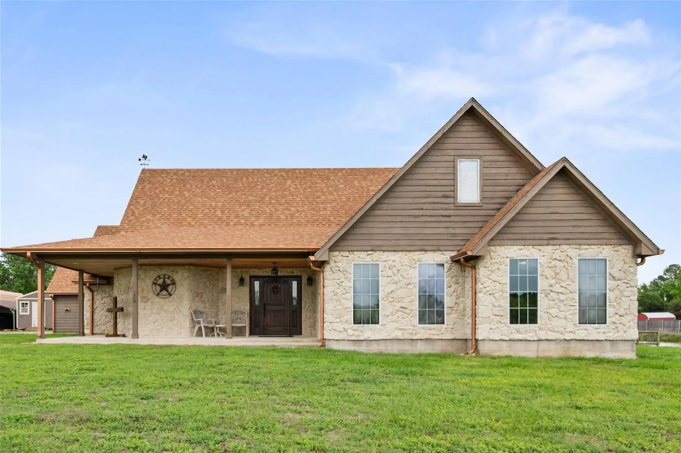 Single Family Residence For Sale in Navarro County , 130 SE County Road 3085, Corsicana, Texas 75109, 4 Bedroom, 3 Bathroom, 2 Garage spaces, 2,699 Sqft, built in 2019, mls#21341779, Real Estate Agent in Corsicana, Homes For Sale in Navarro county, Homes For Sale in Corsicana, Realtor in Corsicana Texas, Real Estate Brokerage Independent Realty Texas, Luminita Cordes Realtor
