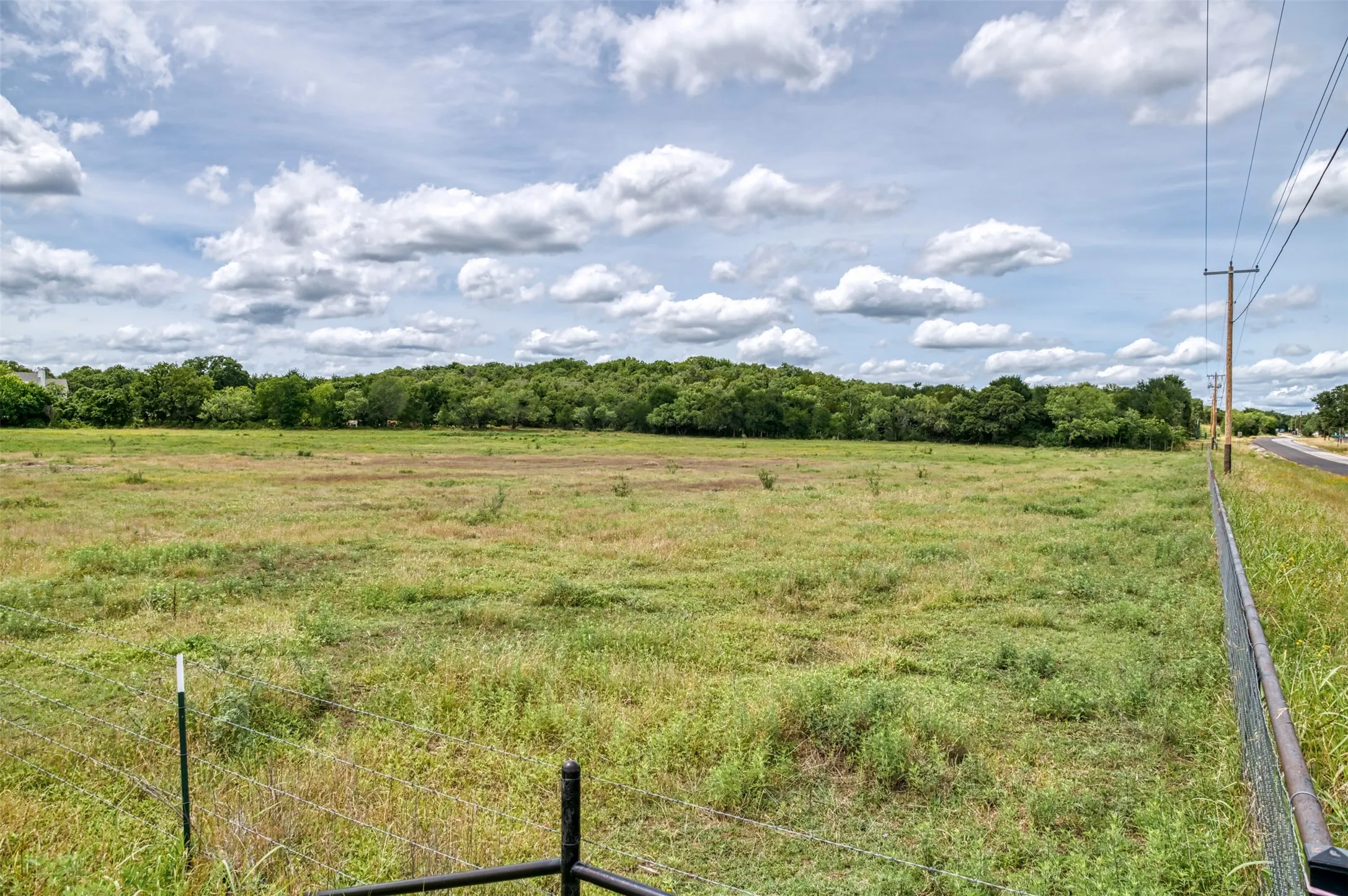 Front acreage/pasture runs along FM-113 and is cross-fenced.