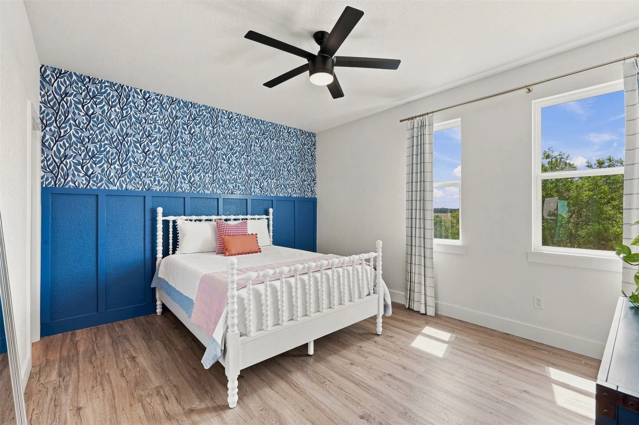 Secondary bedroom upstairs with walk-in closet, and direct access to the Hollywood-style bathroom.