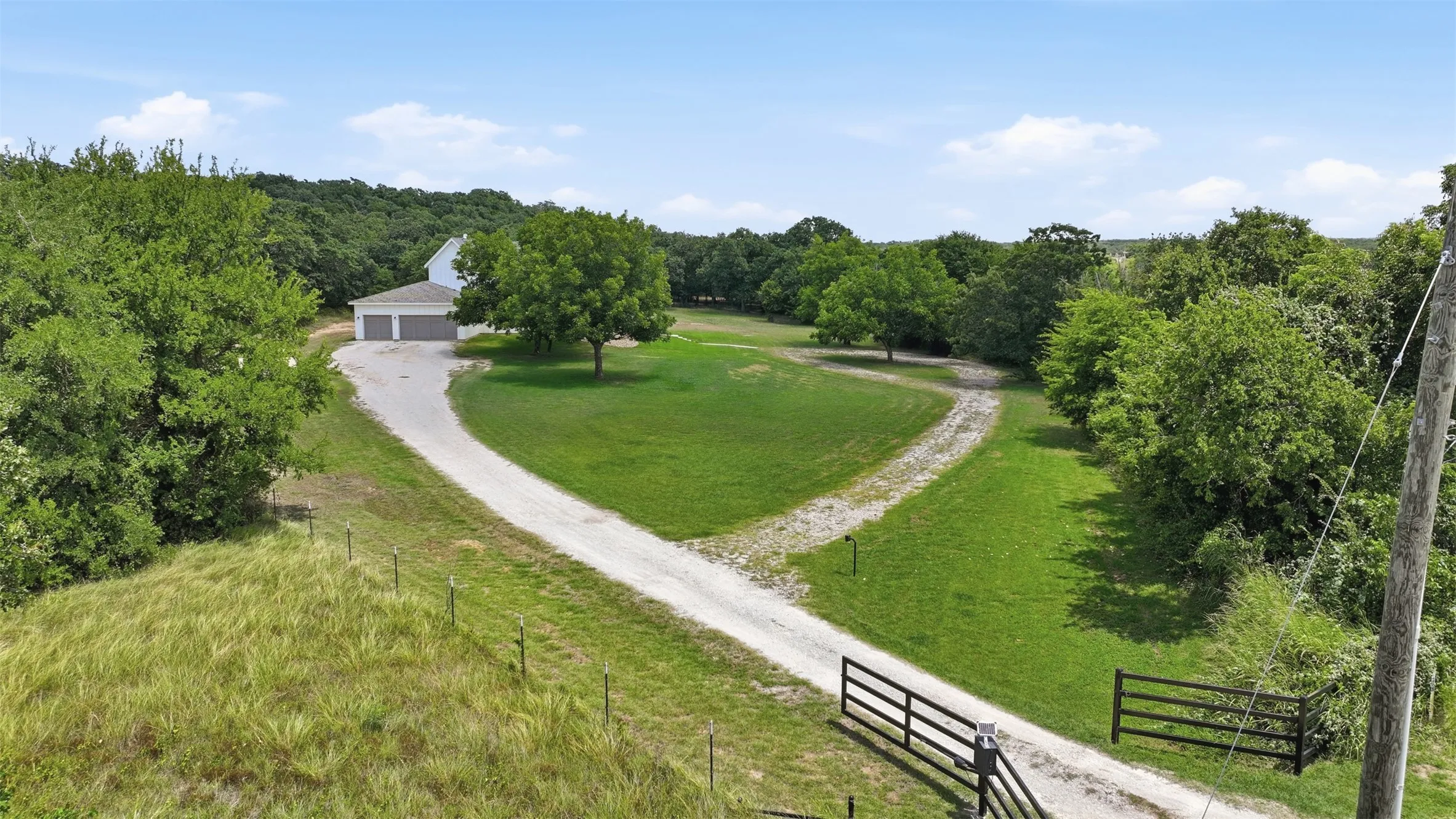 Single Family Residence For Sale in Parker County , 1000 Cool Ranch Lane, Millsap, Texas 76066, 4 Bedroom, 3 Bathroom, 3 Garage spaces, 2,550 Sqft, built in 2020, mls#21339188, Real Estate Agent in Millsap, Homes For Sale in Parker county, Homes For Sale in Millsap, Realtor in Millsap Texas, Real Estate Brokerage Independent Realty Texas, Luminita Cordes Realtor
