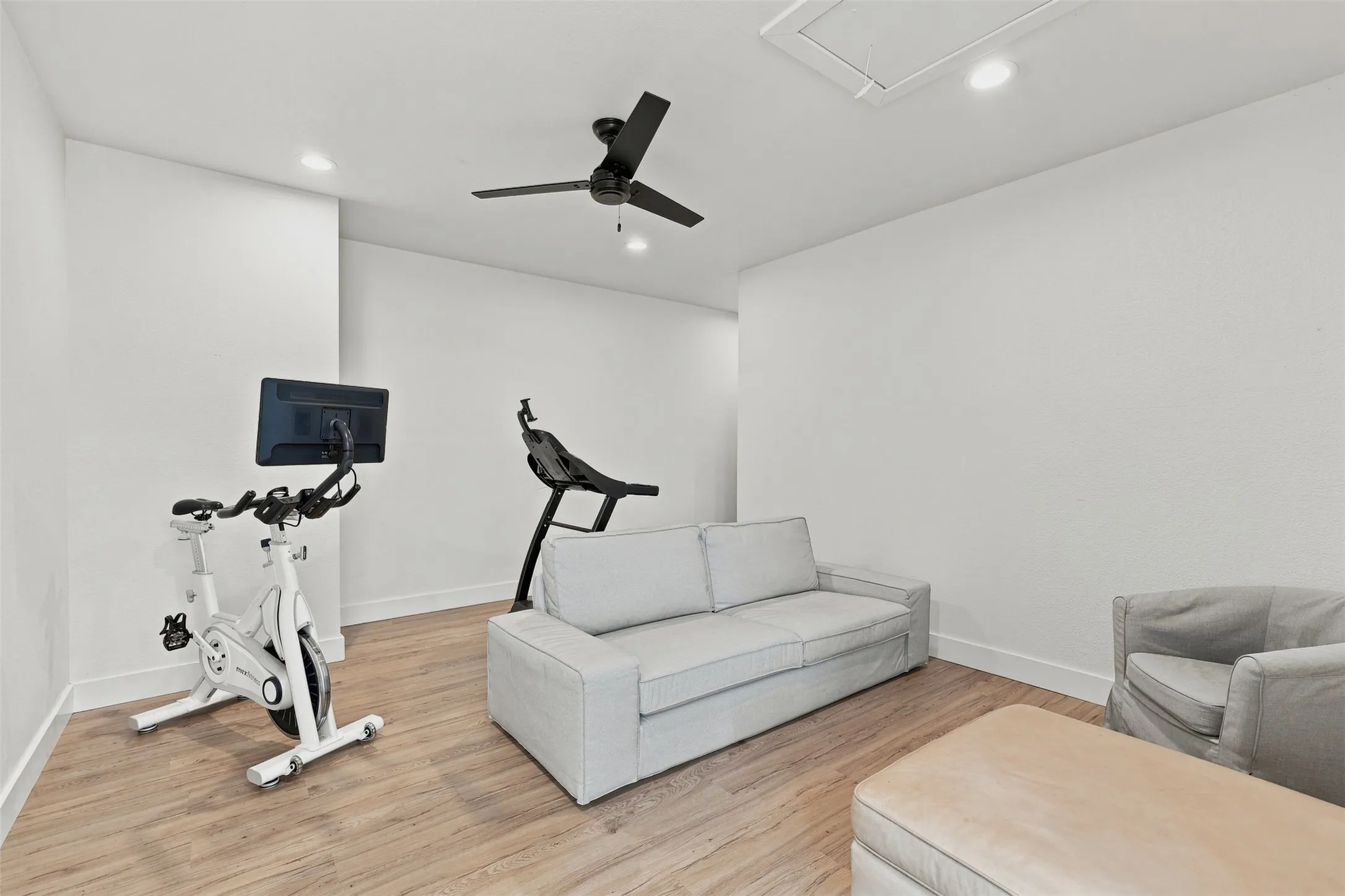 Upstairs bonus room or 4th bedroom with large walk-in closet.
