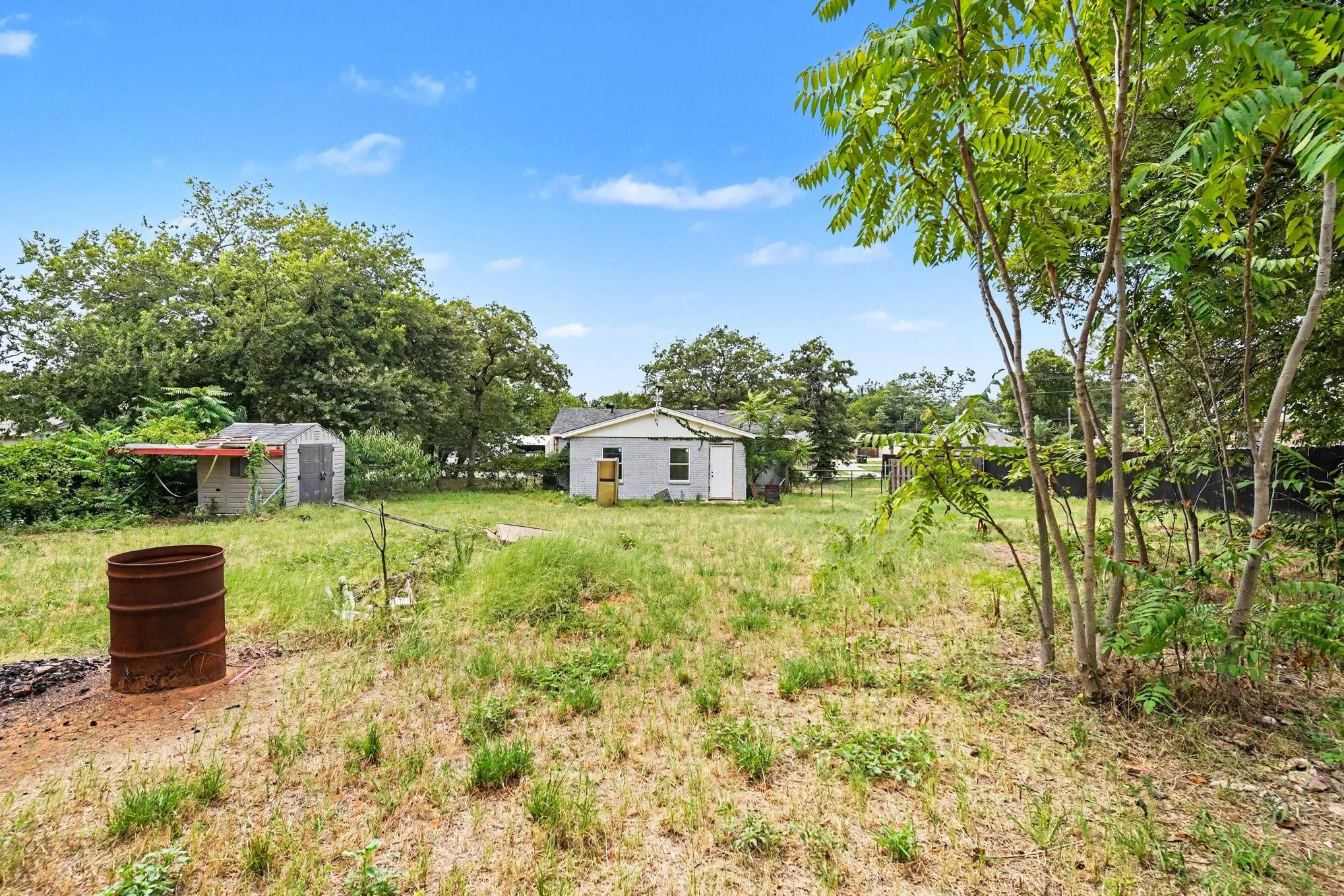 Single Family Residence For Sale in Tarrant County , 6337 Renwood Drive, Fort Worth, Texas 76140, 2 Bedroom, 1 Bathroom, Garage spaces, 1,054 Sqft, built in 1955, Price $200,000, mls#21341784, Real Estate Agent in Fort Worth, Homes For Sale in Tarrant county, Homes For Sale in Fort Worth, Realtor in Fort Worth Texas, Real Estate Brokerage Independent Realty Texas, Luminita Cordes Realtor