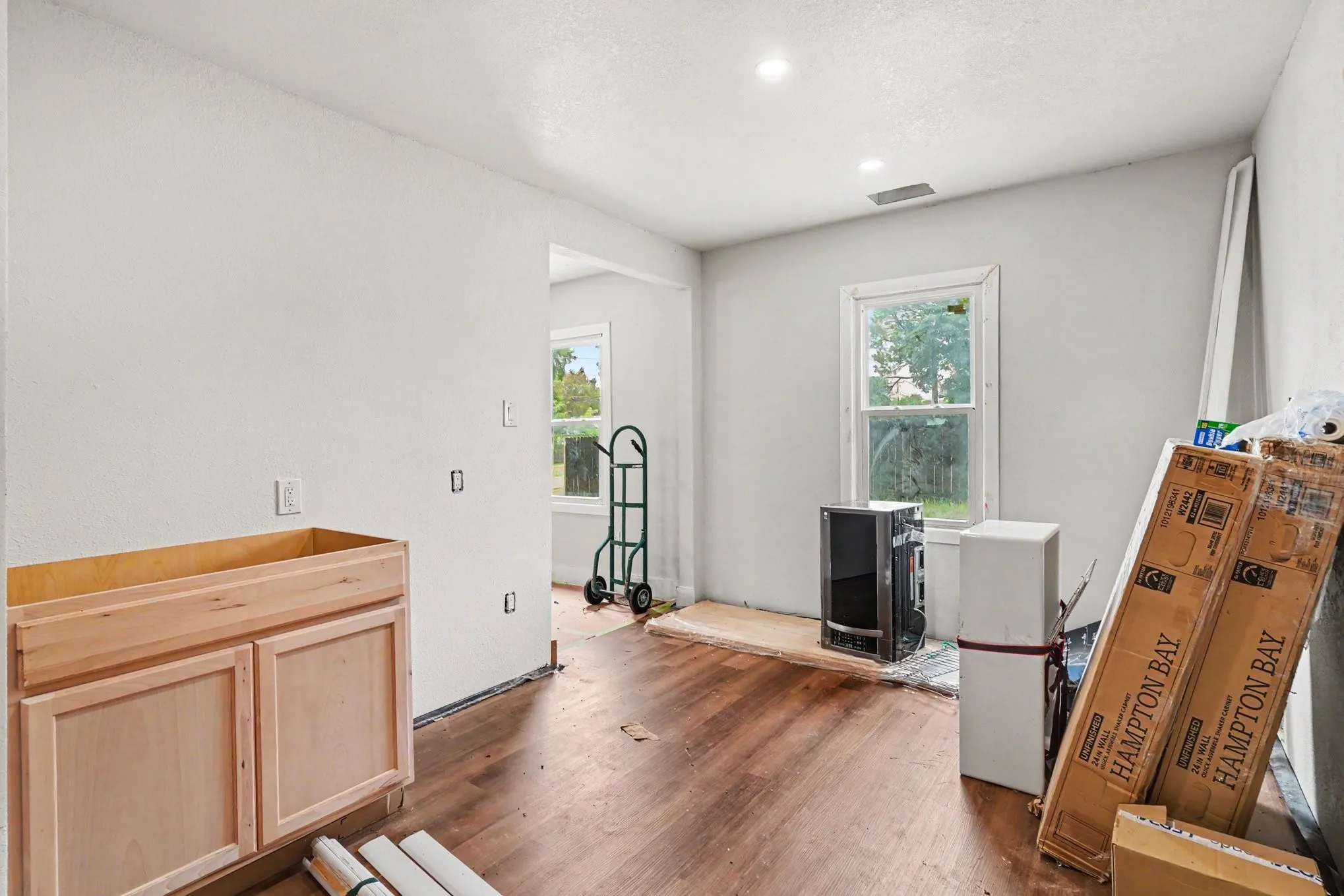 Single Family Residence For Sale in Tarrant County , 6337 Renwood Drive, Fort Worth, Texas 76140, 2 Bedroom, 1 Bathroom, Garage spaces, 1,054 Sqft, built in 1955, Price $200,000, mls#21341784, Real Estate Agent in Fort Worth, Homes For Sale in Tarrant county, Homes For Sale in Fort Worth, Realtor in Fort Worth Texas, Real Estate Brokerage Independent Realty Texas, Luminita Cordes Realtor