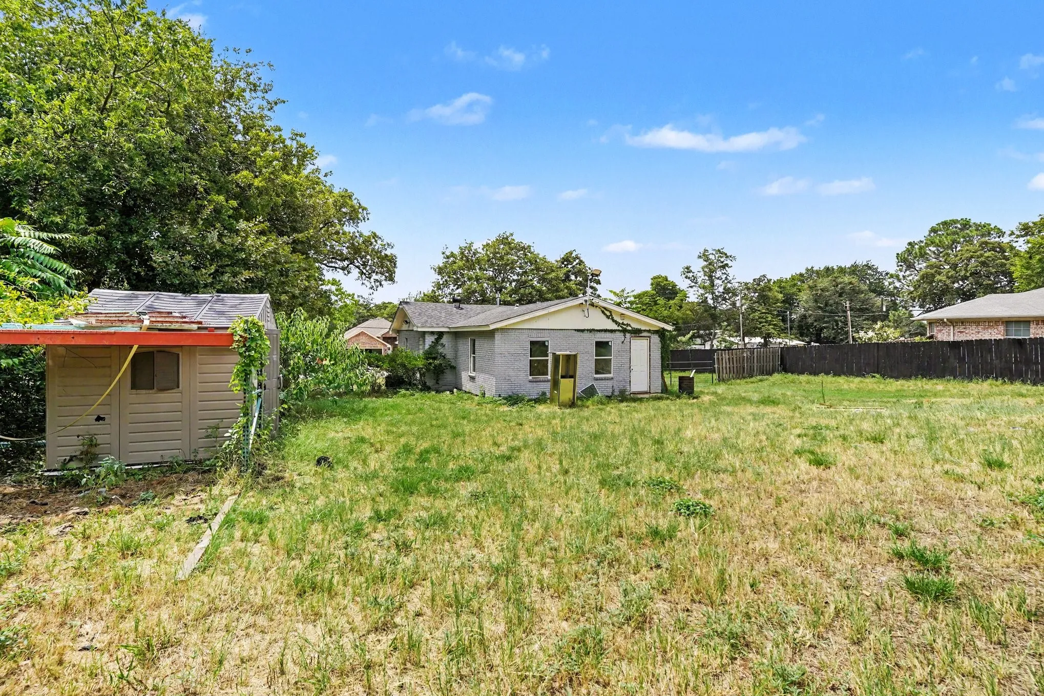 Single Family Residence For Sale in Tarrant County , 6337 Renwood Drive, Fort Worth, Texas 76140, 2 Bedroom, 1 Bathroom, Garage spaces, 1,054 Sqft, built in 1955, Price $200,000, mls#21341784, Real Estate Agent in Fort Worth, Homes For Sale in Tarrant county, Homes For Sale in Fort Worth, Realtor in Fort Worth Texas, Real Estate Brokerage Independent Realty Texas, Luminita Cordes Realtor
