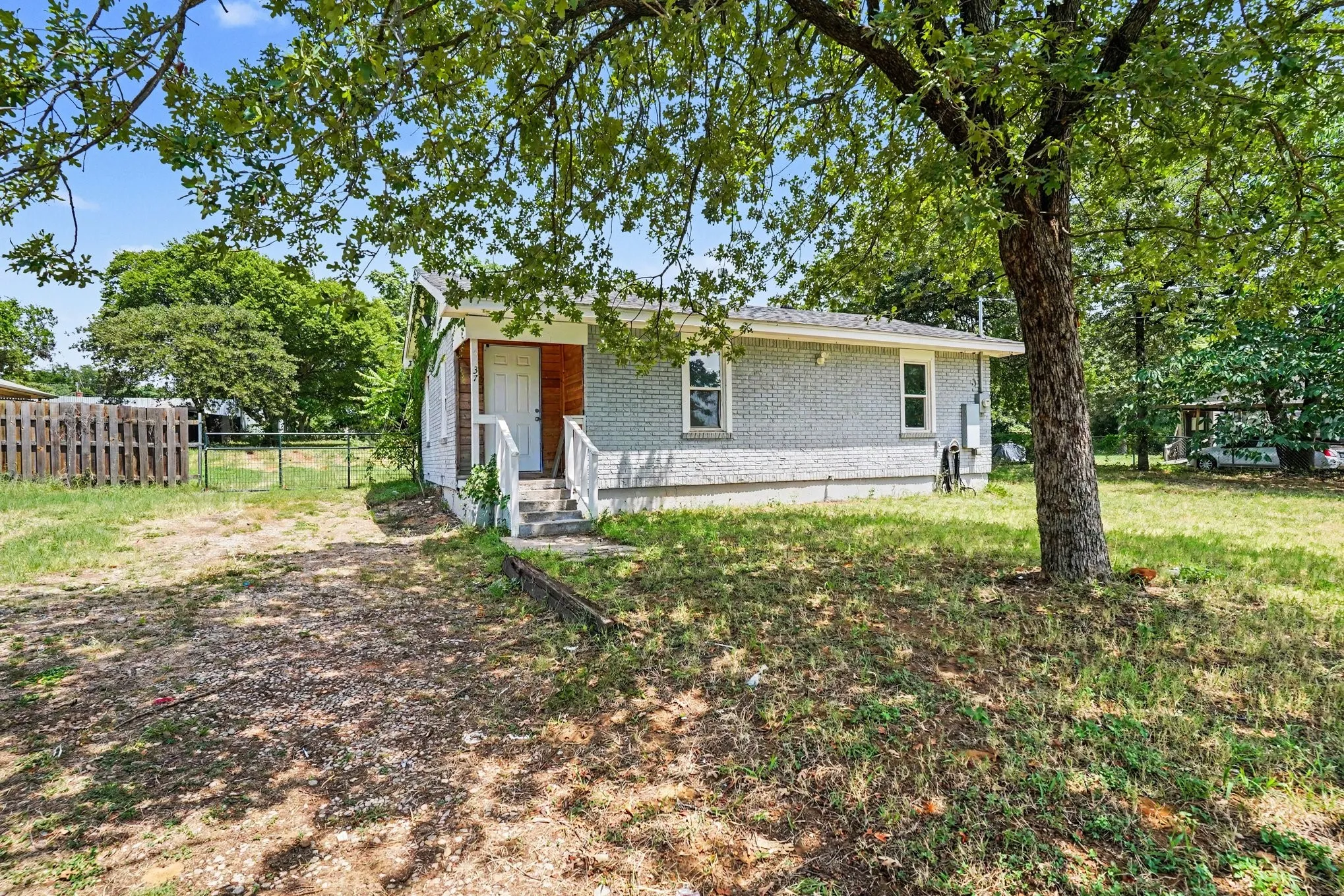 Single Family Residence For Sale in Tarrant County , 6337 Renwood Drive, Fort Worth, Texas 76140, 2 Bedroom, 1 Bathroom, Garage spaces, 1,054 Sqft, built in 1955, Price $200,000, mls#21341784, Real Estate Agent in Fort Worth, Homes For Sale in Tarrant county, Homes For Sale in Fort Worth, Realtor in Fort Worth Texas, Real Estate Brokerage Independent Realty Texas, Luminita Cordes Realtor