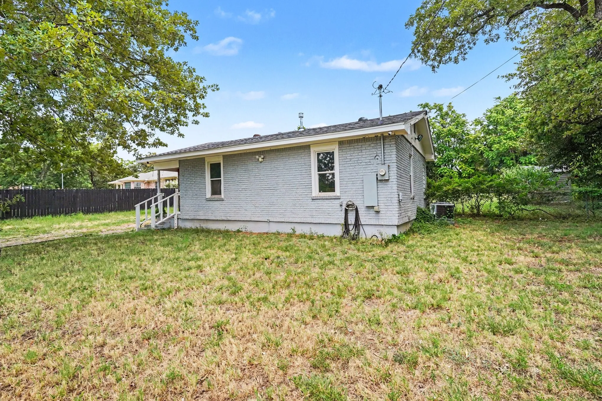 Single Family Residence For Sale in Tarrant County , 6337 Renwood Drive, Fort Worth, Texas 76140, 2 Bedroom, 1 Bathroom, Garage spaces, 1,054 Sqft, built in 1955, Price $200,000, mls#21341784, Real Estate Agent in Fort Worth, Homes For Sale in Tarrant county, Homes For Sale in Fort Worth, Realtor in Fort Worth Texas, Real Estate Brokerage Independent Realty Texas, Luminita Cordes Realtor