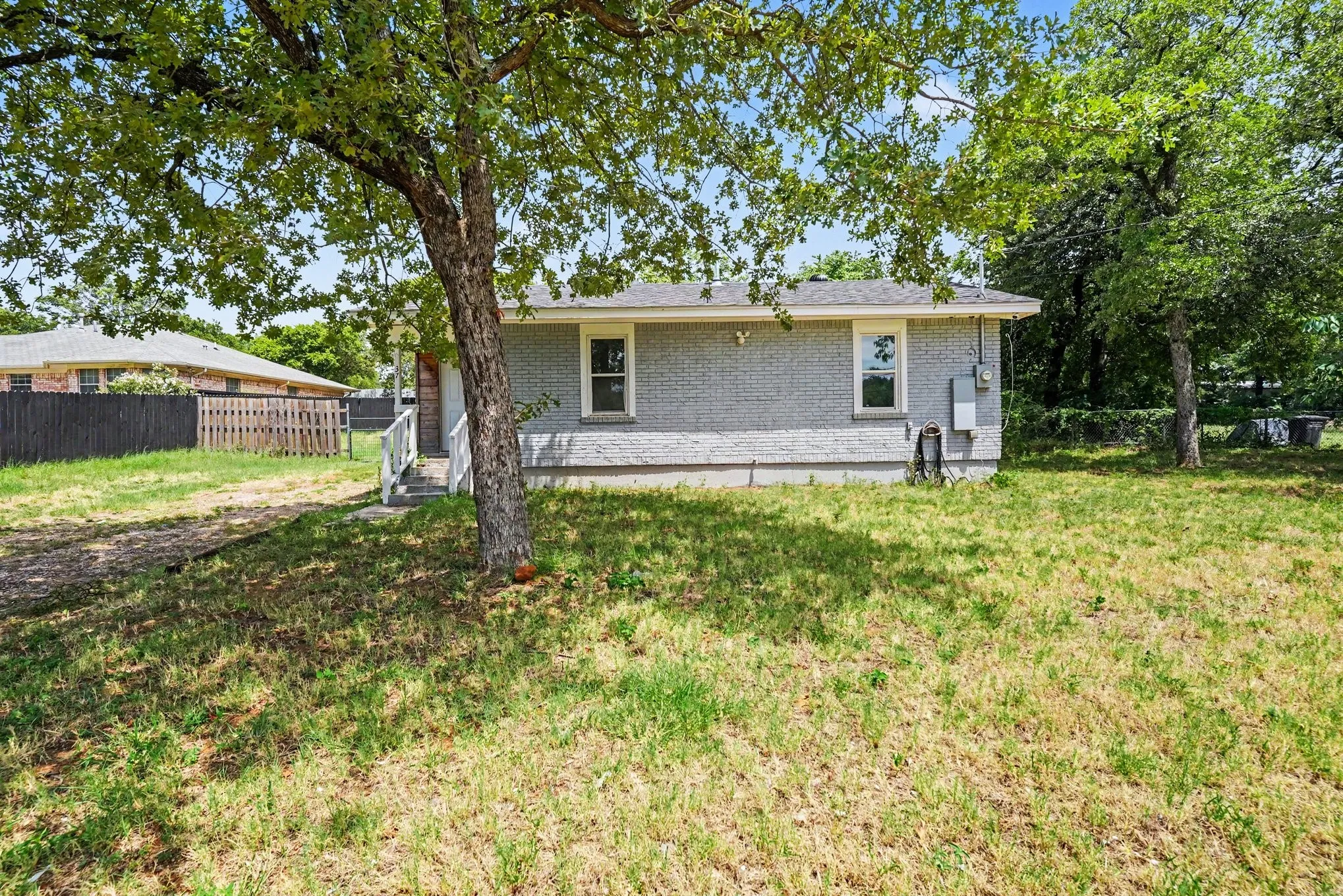 Single Family Residence For Sale in Tarrant County , 6337 Renwood Drive, Fort Worth, Texas 76140, 2 Bedroom, 1 Bathroom, Garage spaces, 1,054 Sqft, built in 1955, Price $200,000, mls#21341784, Real Estate Agent in Fort Worth, Homes For Sale in Tarrant county, Homes For Sale in Fort Worth, Realtor in Fort Worth Texas, Real Estate Brokerage Independent Realty Texas, Luminita Cordes Realtor