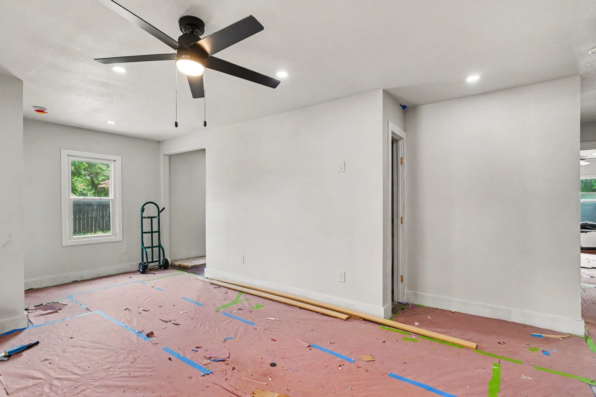 Single Family Residence For Sale in Tarrant County , 6337 Renwood Drive, Fort Worth, Texas 76140, 2 Bedroom, 1 Bathroom, Garage spaces, 1,054 Sqft, built in 1955, Price $200,000, mls#21341784, Real Estate Agent in Fort Worth, Homes For Sale in Tarrant county, Homes For Sale in Fort Worth, Realtor in Fort Worth Texas, Real Estate Brokerage Independent Realty Texas, Luminita Cordes Realtor