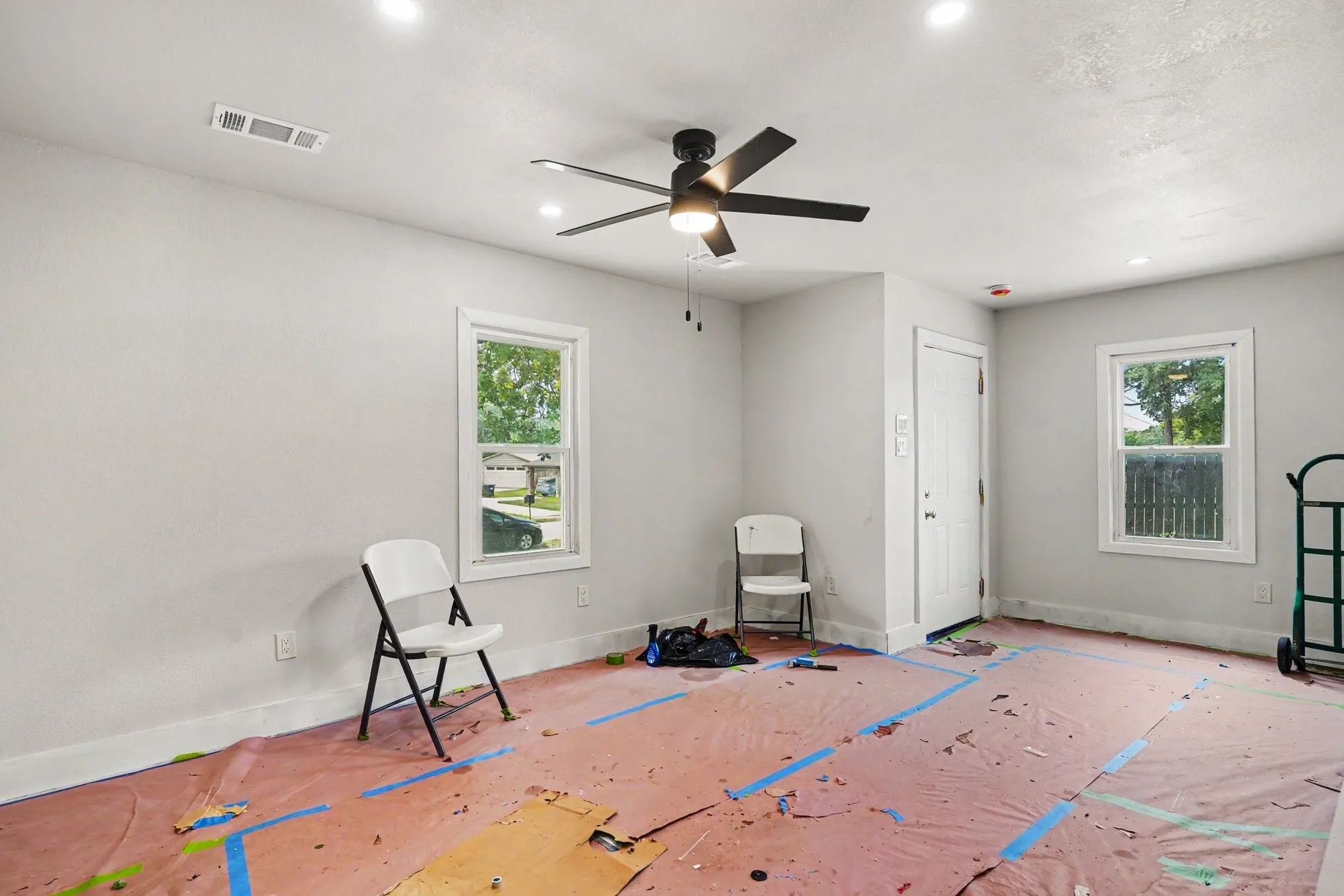 Single Family Residence For Sale in Tarrant County , 6337 Renwood Drive, Fort Worth, Texas 76140, 2 Bedroom, 1 Bathroom, Garage spaces, 1,054 Sqft, built in 1955, Price $200,000, mls#21341784, Real Estate Agent in Fort Worth, Homes For Sale in Tarrant county, Homes For Sale in Fort Worth, Realtor in Fort Worth Texas, Real Estate Brokerage Independent Realty Texas, Luminita Cordes Realtor