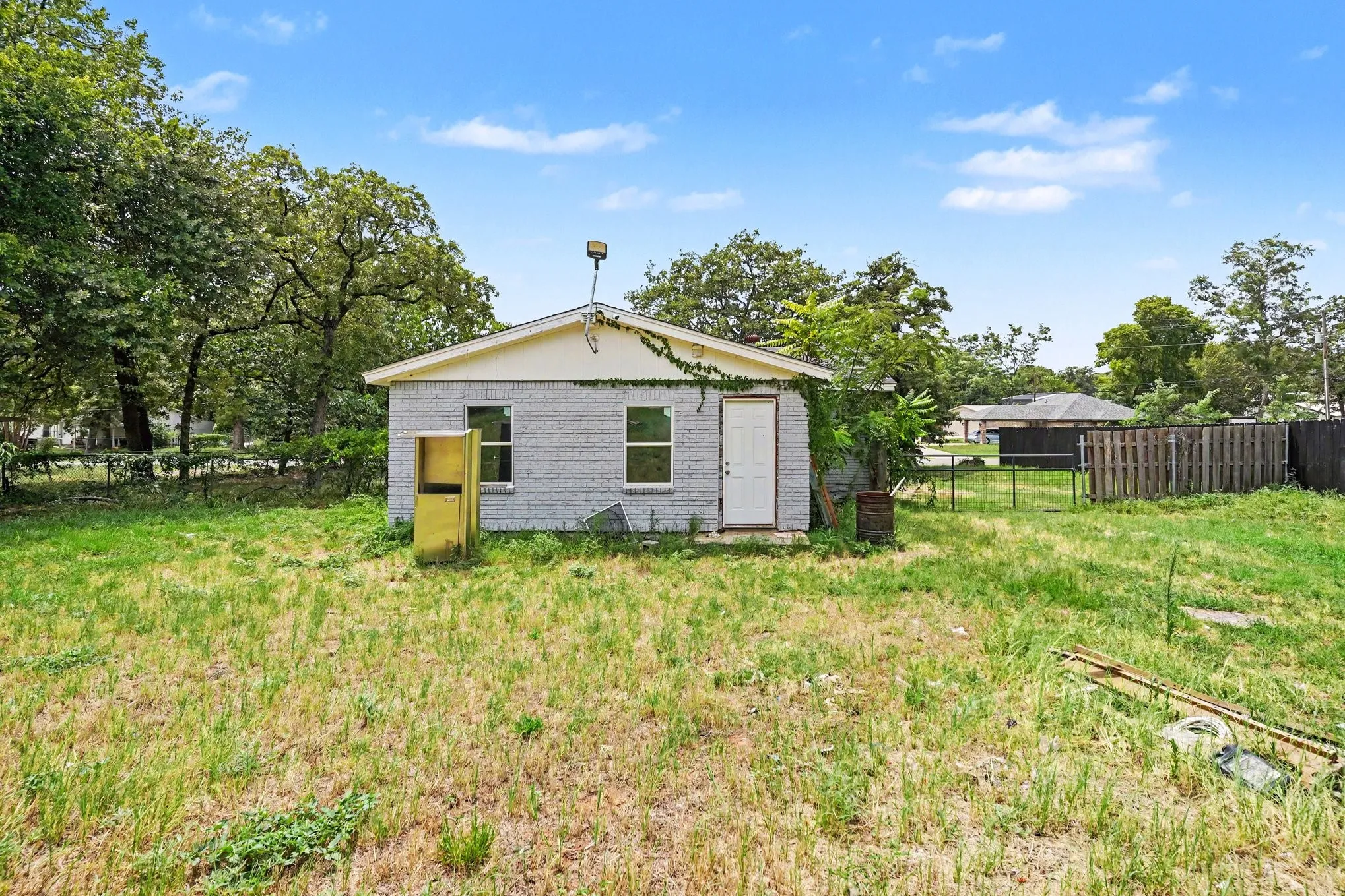 Single Family Residence For Sale in Tarrant County , 6337 Renwood Drive, Fort Worth, Texas 76140, 2 Bedroom, 1 Bathroom, Garage spaces, 1,054 Sqft, built in 1955, Price $200,000, mls#21341784, Real Estate Agent in Fort Worth, Homes For Sale in Tarrant county, Homes For Sale in Fort Worth, Realtor in Fort Worth Texas, Real Estate Brokerage Independent Realty Texas, Luminita Cordes Realtor