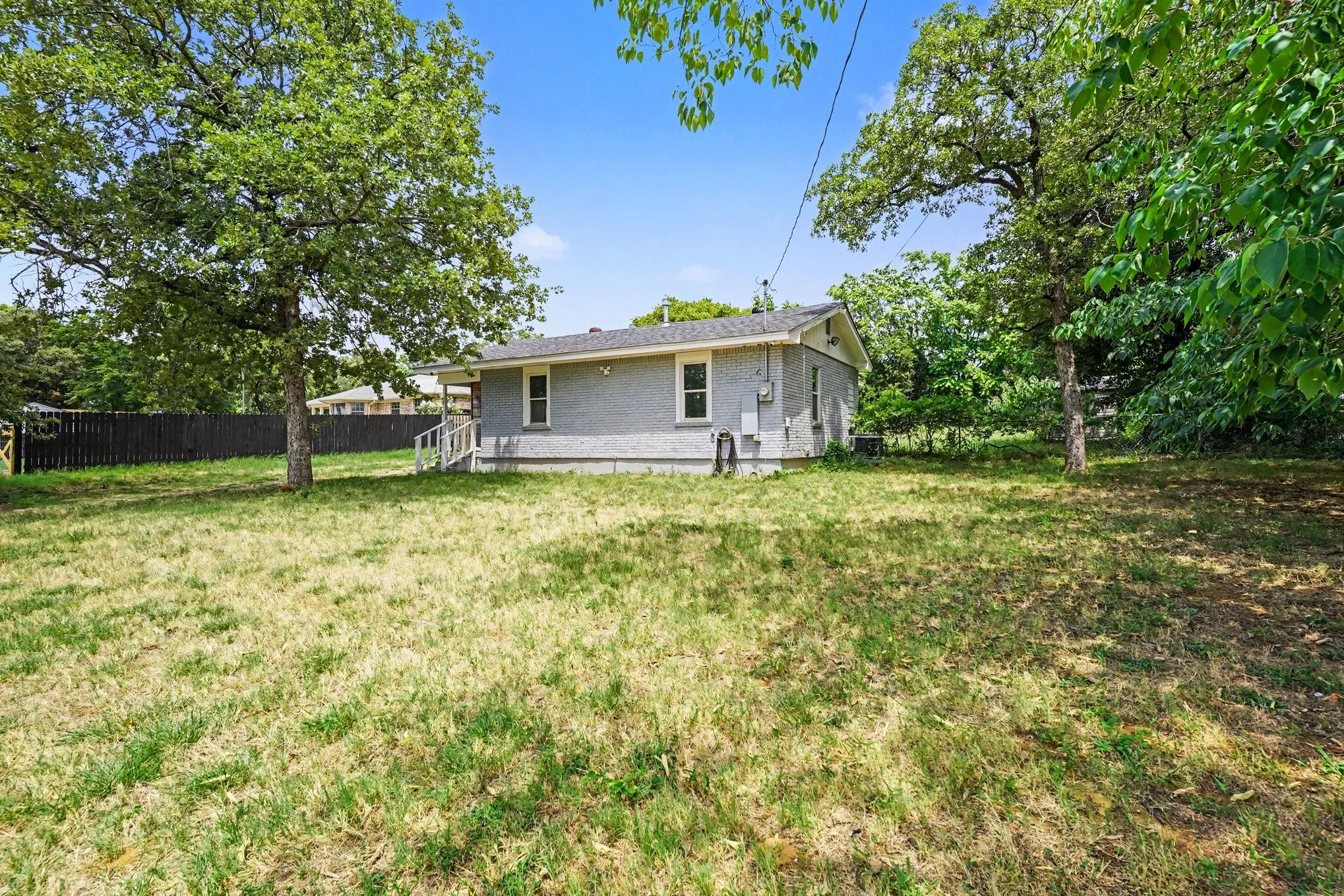 Single Family Residence For Sale in Tarrant County , 6337 Renwood Drive, Fort Worth, Texas 76140, 2 Bedroom, 1 Bathroom, Garage spaces, 1,054 Sqft, built in 1955, Price $200,000, mls#21341784, Real Estate Agent in Fort Worth, Homes For Sale in Tarrant county, Homes For Sale in Fort Worth, Realtor in Fort Worth Texas, Real Estate Brokerage Independent Realty Texas, Luminita Cordes Realtor