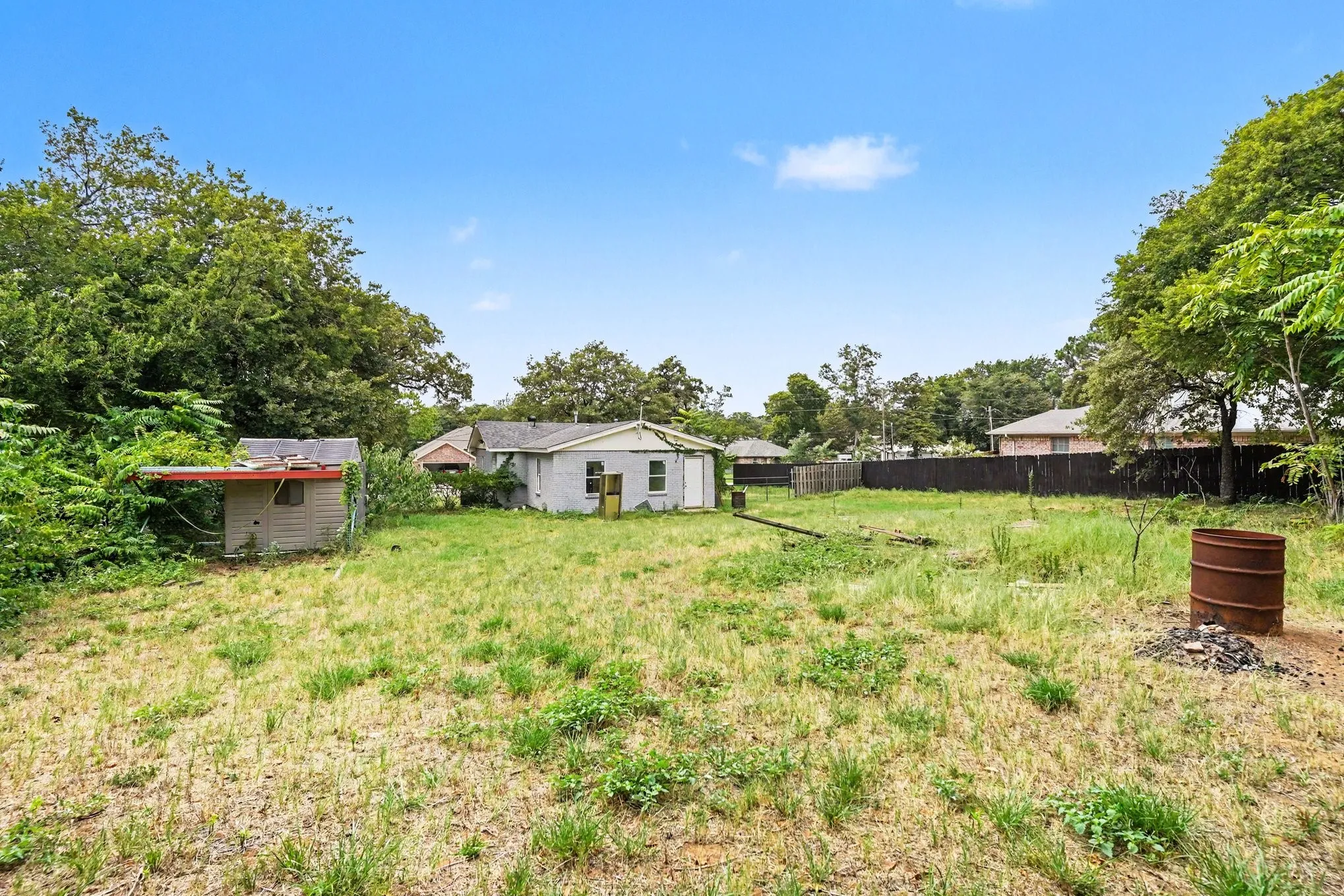Single Family Residence For Sale in Tarrant County , 6337 Renwood Drive, Fort Worth, Texas 76140, 2 Bedroom, 1 Bathroom, Garage spaces, 1,054 Sqft, built in 1955, Price $200,000, mls#21341784, Real Estate Agent in Fort Worth, Homes For Sale in Tarrant county, Homes For Sale in Fort Worth, Realtor in Fort Worth Texas, Real Estate Brokerage Independent Realty Texas, Luminita Cordes Realtor