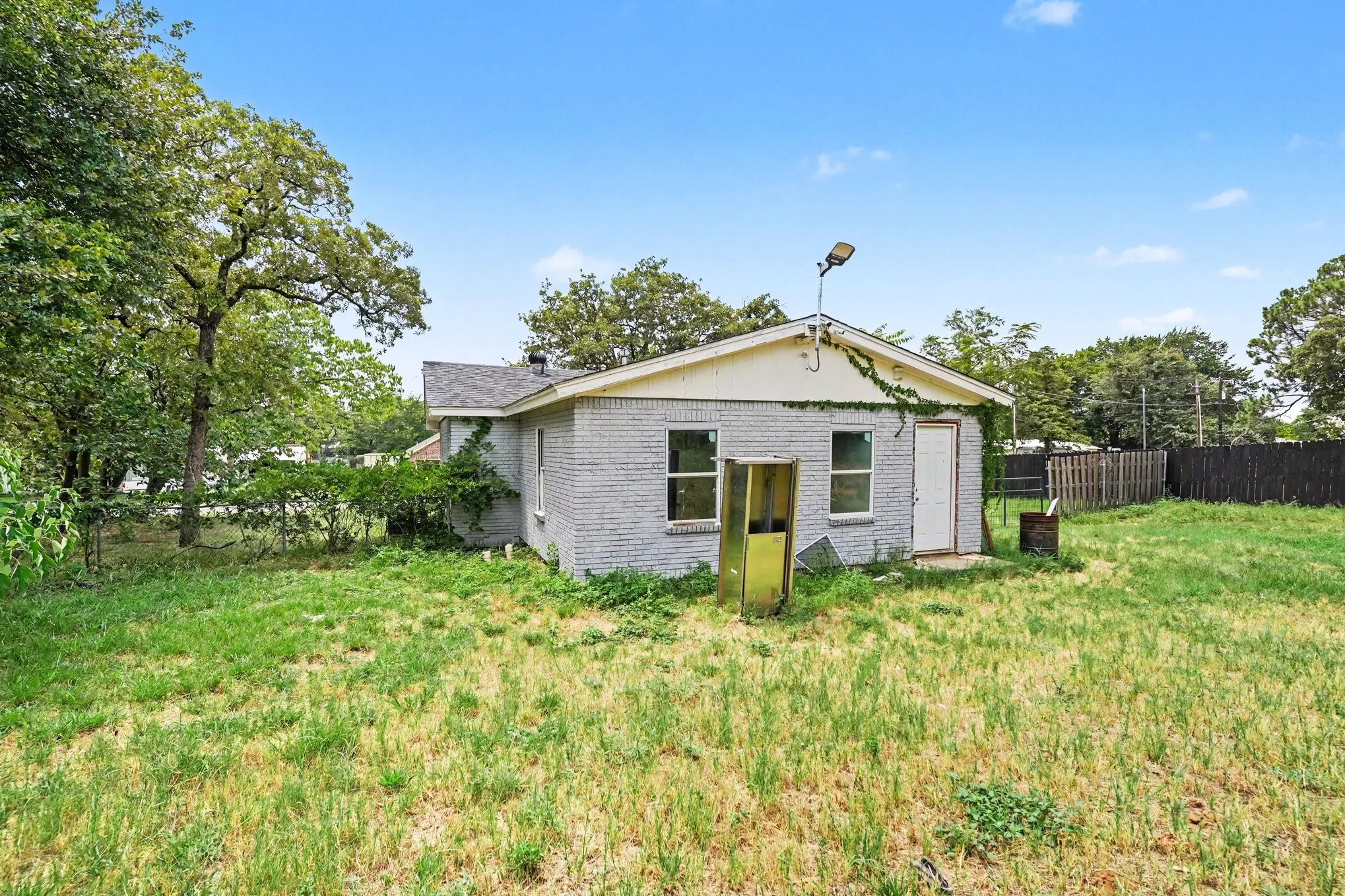 Single Family Residence For Sale in Tarrant County , 6337 Renwood Drive, Fort Worth, Texas 76140, 2 Bedroom, 1 Bathroom, Garage spaces, 1,054 Sqft, built in 1955, Price $200,000, mls#21341784, Real Estate Agent in Fort Worth, Homes For Sale in Tarrant county, Homes For Sale in Fort Worth, Realtor in Fort Worth Texas, Real Estate Brokerage Independent Realty Texas, Luminita Cordes Realtor