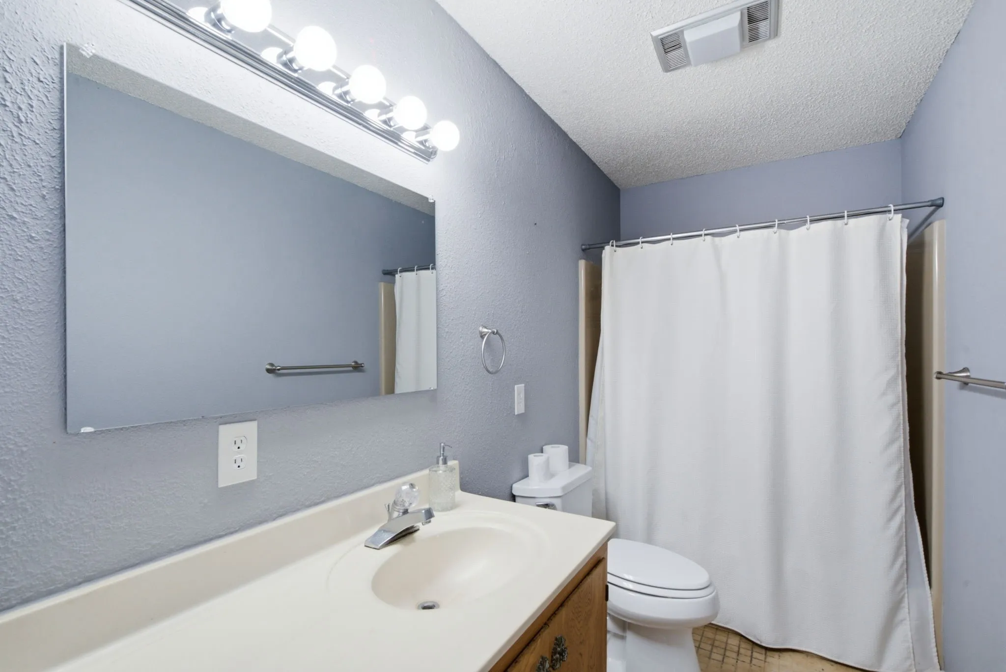 Single Family Residence For Sale in Comanche County , 917 E Ross Avenue, De Leon, Texas 76444, 3 Bedroom, 2 Bathroom, Garage spaces, 2,139 Sqft, built in 1986, mls#21341434, Real Estate Agent in De Leon, Homes For Sale in Comanche county, Homes For Sale in De Leon, Realtor in De Leon Texas, Real Estate Brokerage Independent Realty Texas, Luminita Cordes Realtor