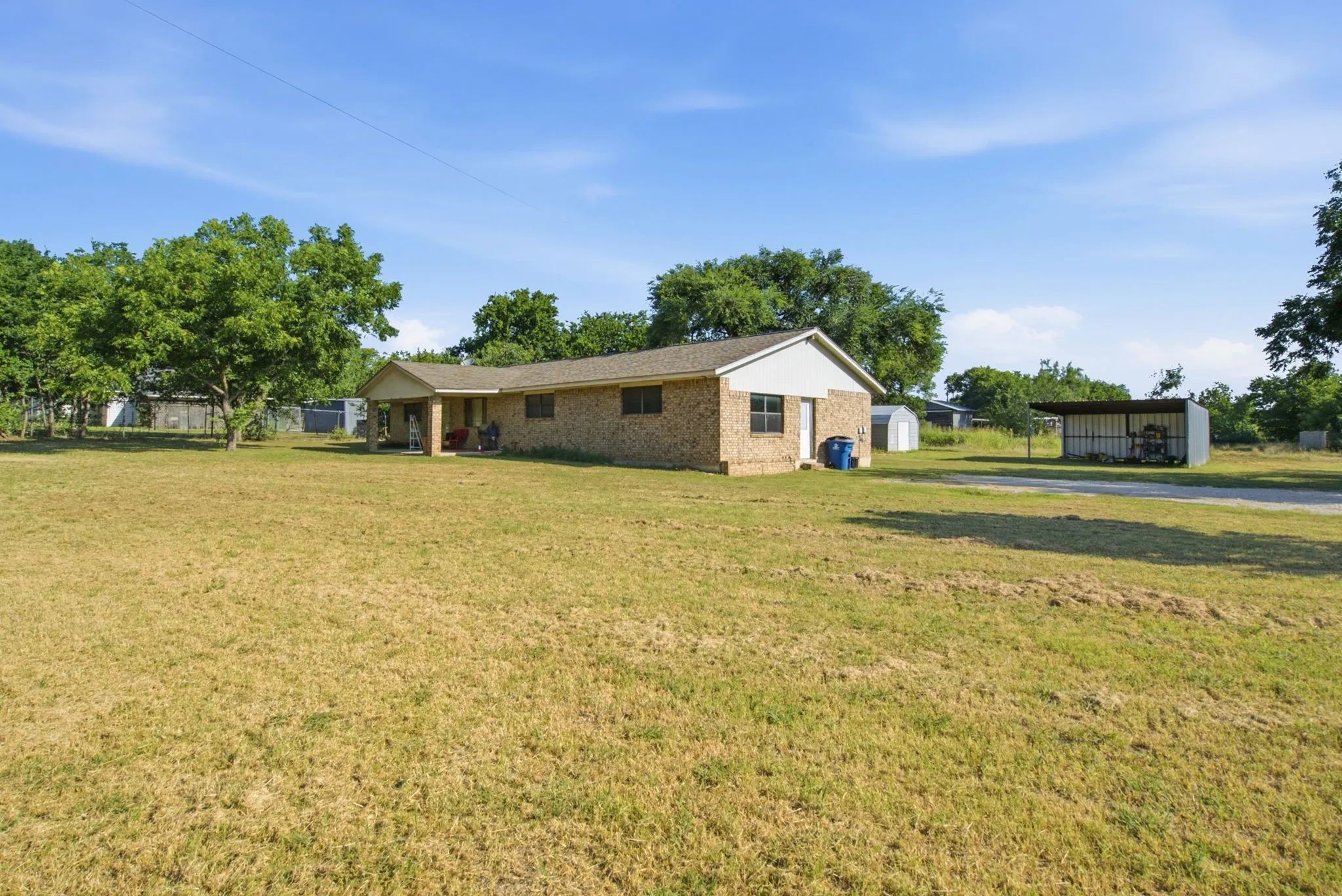 Single Family Residence For Sale in Comanche County , 917 E Ross Avenue, De Leon, Texas 76444, 3 Bedroom, 2 Bathroom, Garage spaces, 2,139 Sqft, built in 1986, mls#21341434, Real Estate Agent in De Leon, Homes For Sale in Comanche county, Homes For Sale in De Leon, Realtor in De Leon Texas, Real Estate Brokerage Independent Realty Texas, Luminita Cordes Realtor