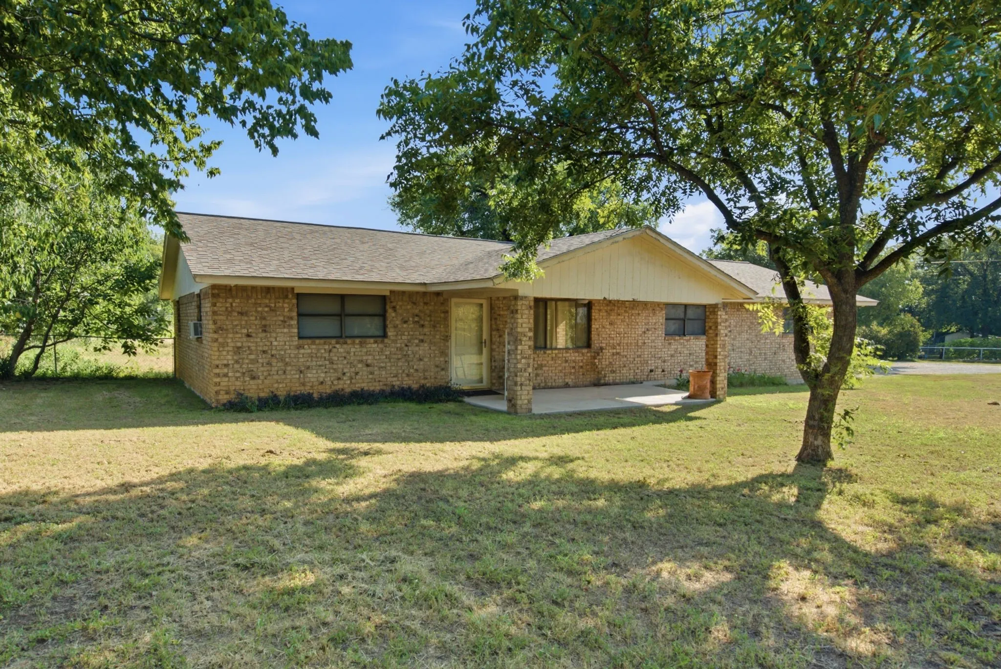 Single Family Residence For Sale in Comanche County , 917 E Ross Avenue, De Leon, Texas 76444, 3 Bedroom, 2 Bathroom, Garage spaces, 2,139 Sqft, built in 1986, mls#21341434, Real Estate Agent in De Leon, Homes For Sale in Comanche county, Homes For Sale in De Leon, Realtor in De Leon Texas, Real Estate Brokerage Independent Realty Texas, Luminita Cordes Realtor